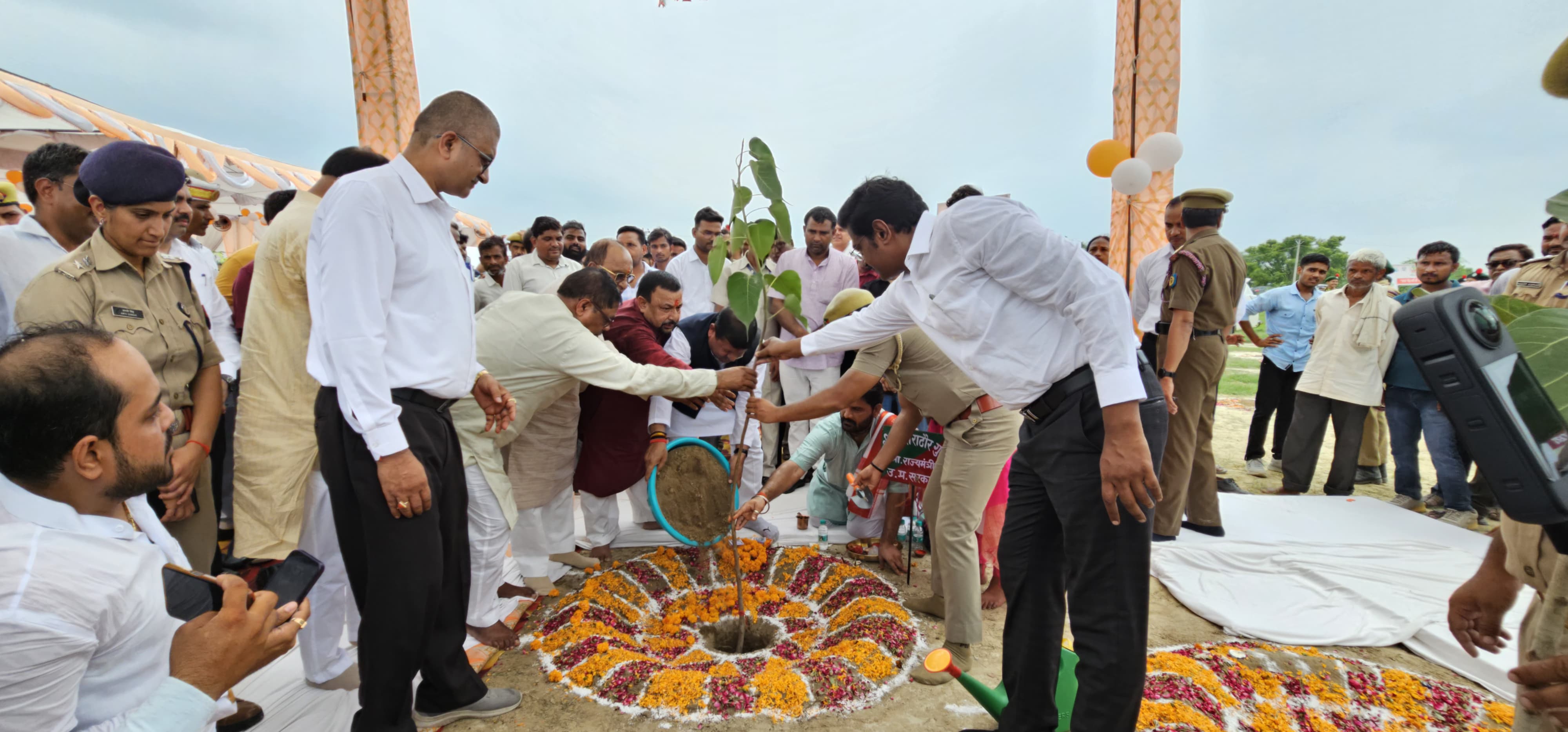 फर्रुखाबाद में 38 लाख से अधिक पौधों का एक ही दिन में रोपण, "एक वृक्ष माँ के नाम" को मिला जन समर्थन