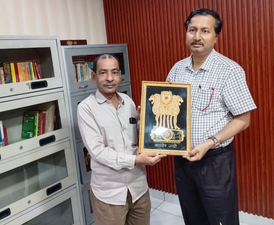 फर्रुखाबाद:पूर्व पुलिस अधीक्षक श्री नीलाब्जा चौधरी को नगर उद्योग व्यापार मंडल के नगर अध्यक्ष ने किया सम्मानित।