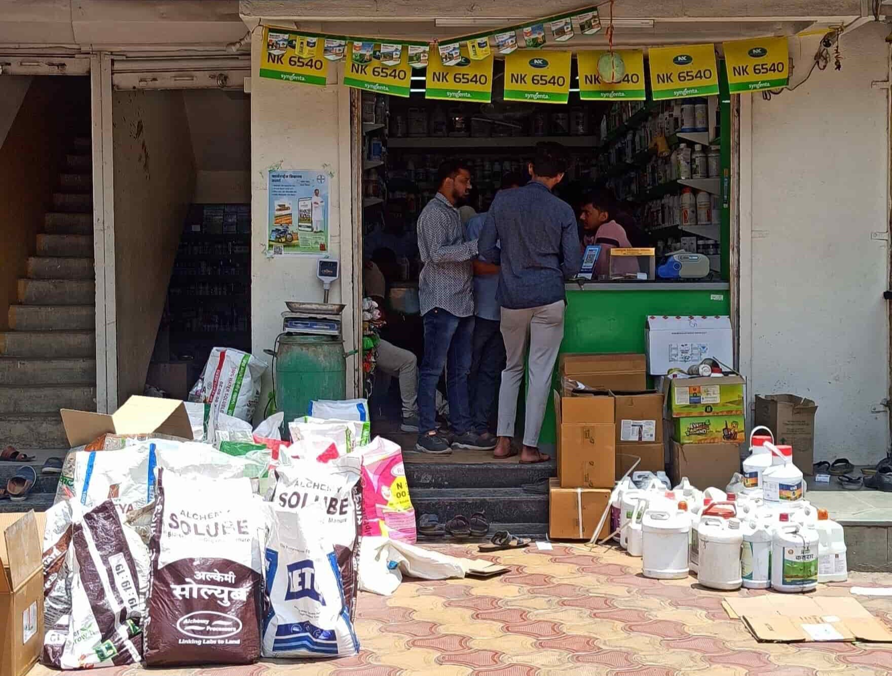 फर्रुखाबाद में उर्वरक विक्रेताओं पर प्रशासन की बड़ी कार्रवाई, चार विक्रेताओं के लाइसेंस स्थायी रूप से निरस्त।
