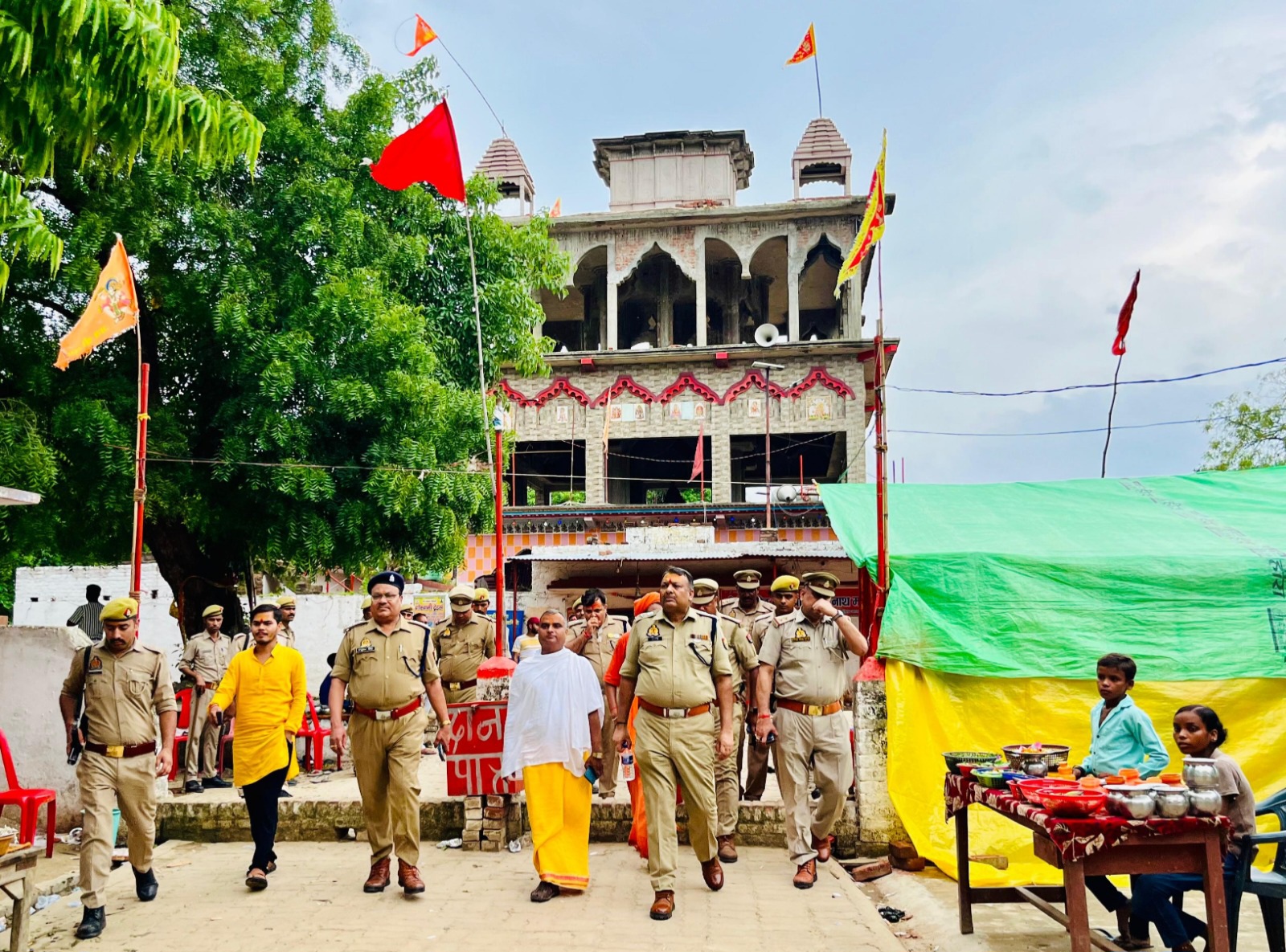 बहराइच:श्रावण मास के पहले सोमवार पर एसपी ने किया जंगलीनाथ व मंगलीनाथ मंदिर का निरीक्षण, सुरक्षा व्यवस्था हुई चाक-चौबंद।