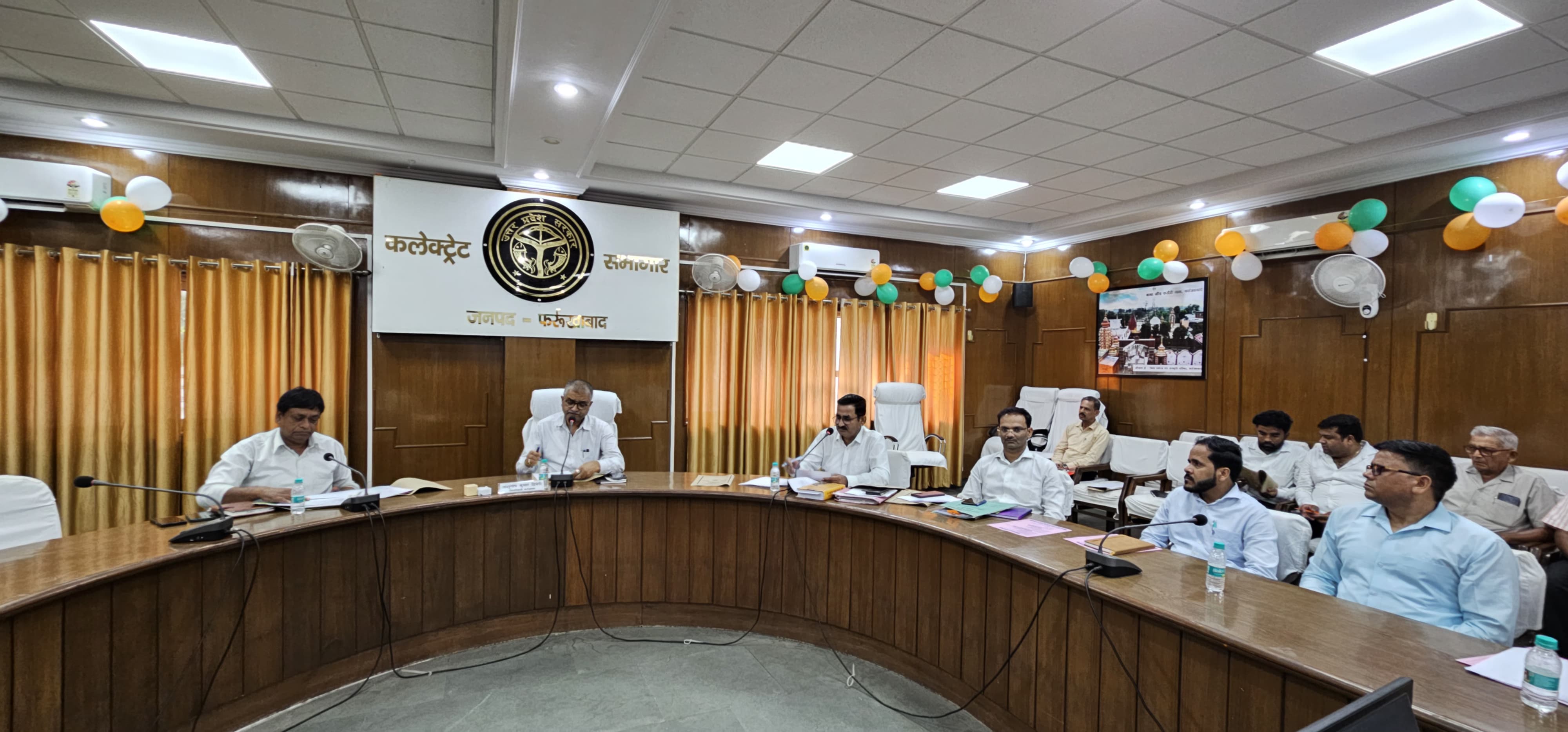 फर्रूखाबाद में स्कूली वाहनों की सुरक्षा पर बड़ा कदम: डीएम की अध्यक्षता में हुई महत्वपूर्ण बैठक।