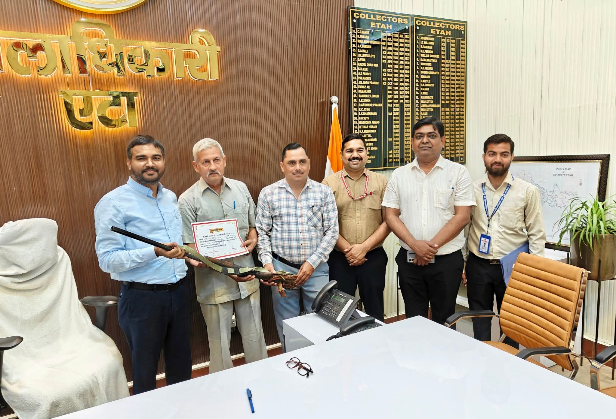 एटा:स्वेच्छा से शस्त्र लाइसेंस निरस्तीकरण की पहल सत्यपाल सिंह ने किया शस्त्र समर्पण, जिलाधिकारी ने किया सम्मानित।