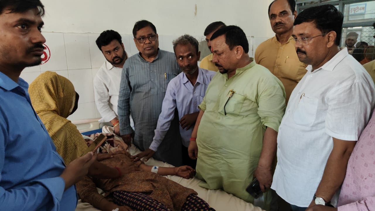 फर्रुखाबाद में दबंगों का कहर: शाक्य परिवार पर हमला, सांसद मुकेश राजपूत पहुंचे अस्पताल