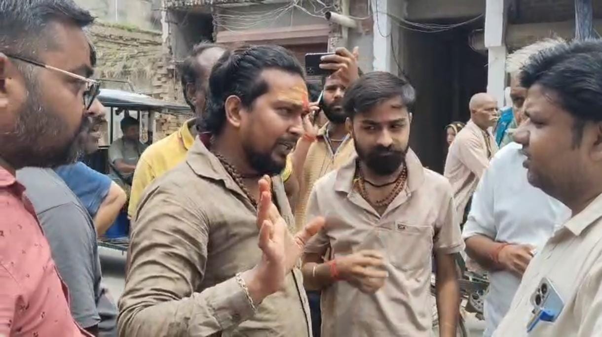 फर्रुखाबाद:बिजली विभाग की मनमानी पर व्यापार मंडल का विरोध, ट्रांसफॉर्मर स्थानांतरण पर रोक की मांग।