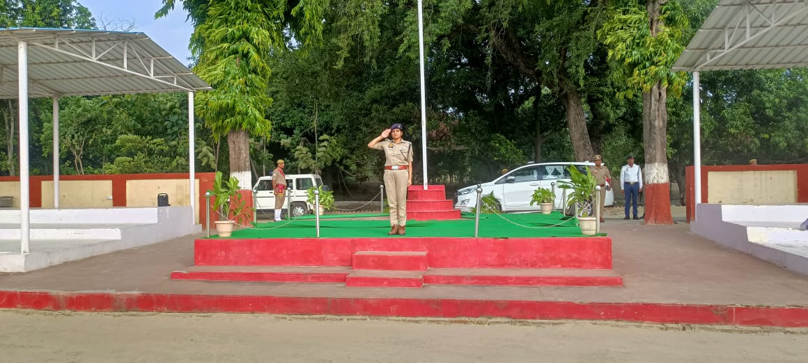 फर्रुखाबाद: फतेहगढ़ पुलिस अधीक्षक ने ली शुक्रवार परेड की सलामी, पुलिस लाइन का किया निरीक्षण