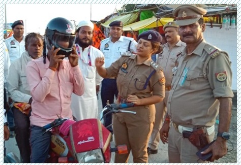 फर्रुखाबाद: फतेहगढ़ पुलिस द्वारा हेलमेट वितरण अभियान: सड़क सुरक्षा को लेकर जागरूकता का संदेश।