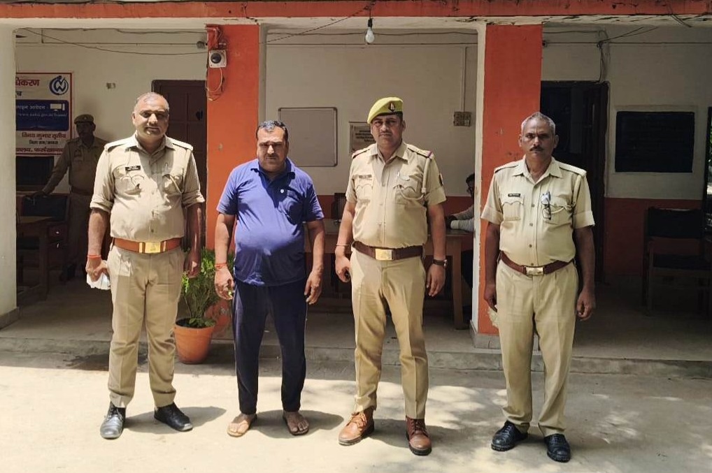 फर्रुखाबाद:कोतवाली कायमगंज पुलिस ने कालाबाजारी व गबन के आरोपी को किया गिरफ्तार।