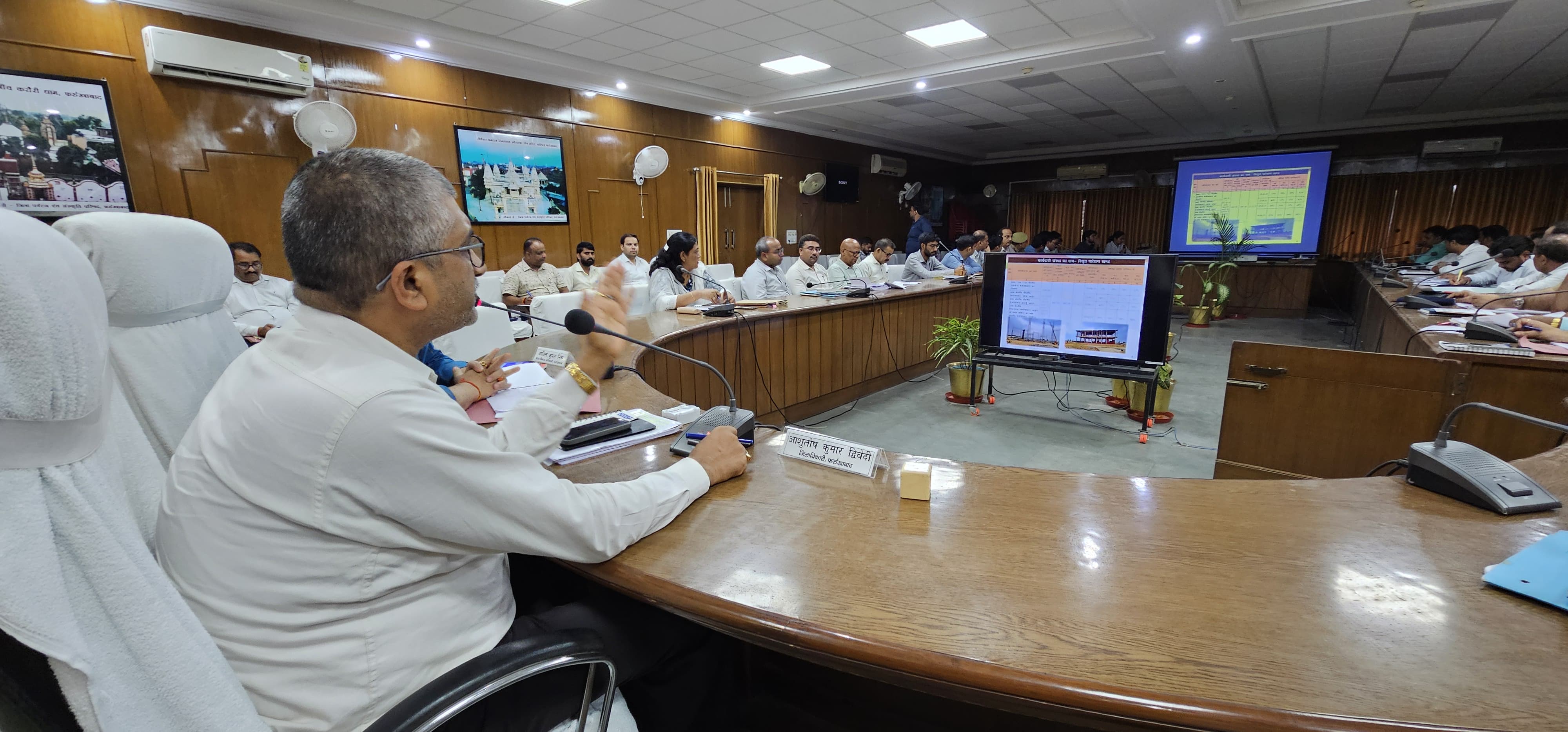 फर्रुखाबाद:66 योजनाओं की समीक्षा बैठक, धीमी कार्यप्रगति पर जिलाधिकारी ने जताई नाराज़गी।