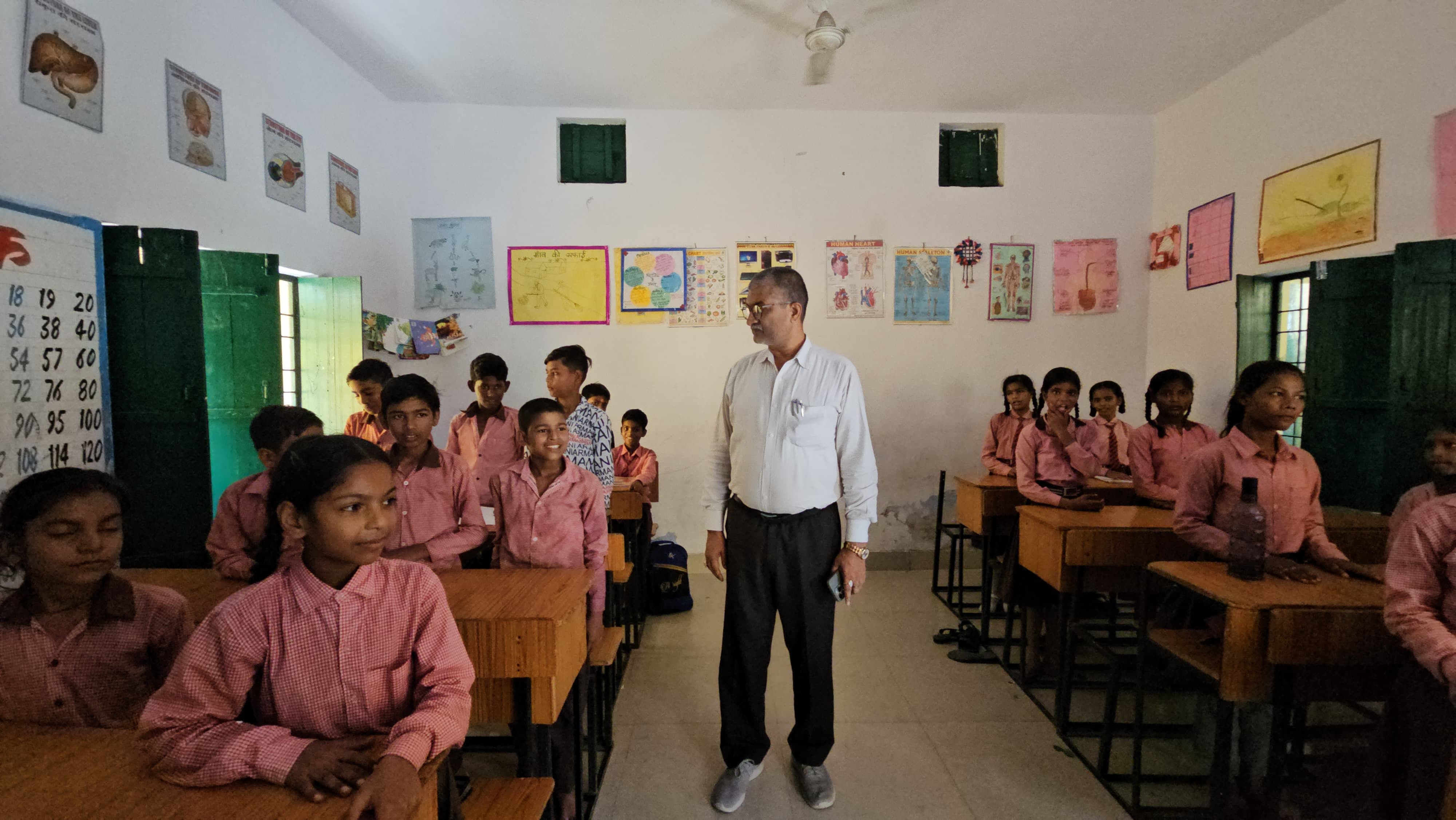 फर्रूखाबाद: जिलाधिकारी ने किया विद्यालयों का औचक निरीक्षण, दी स्वच्छता और शैक्षिक गुणवत्ता सुधारने के निर्देश।