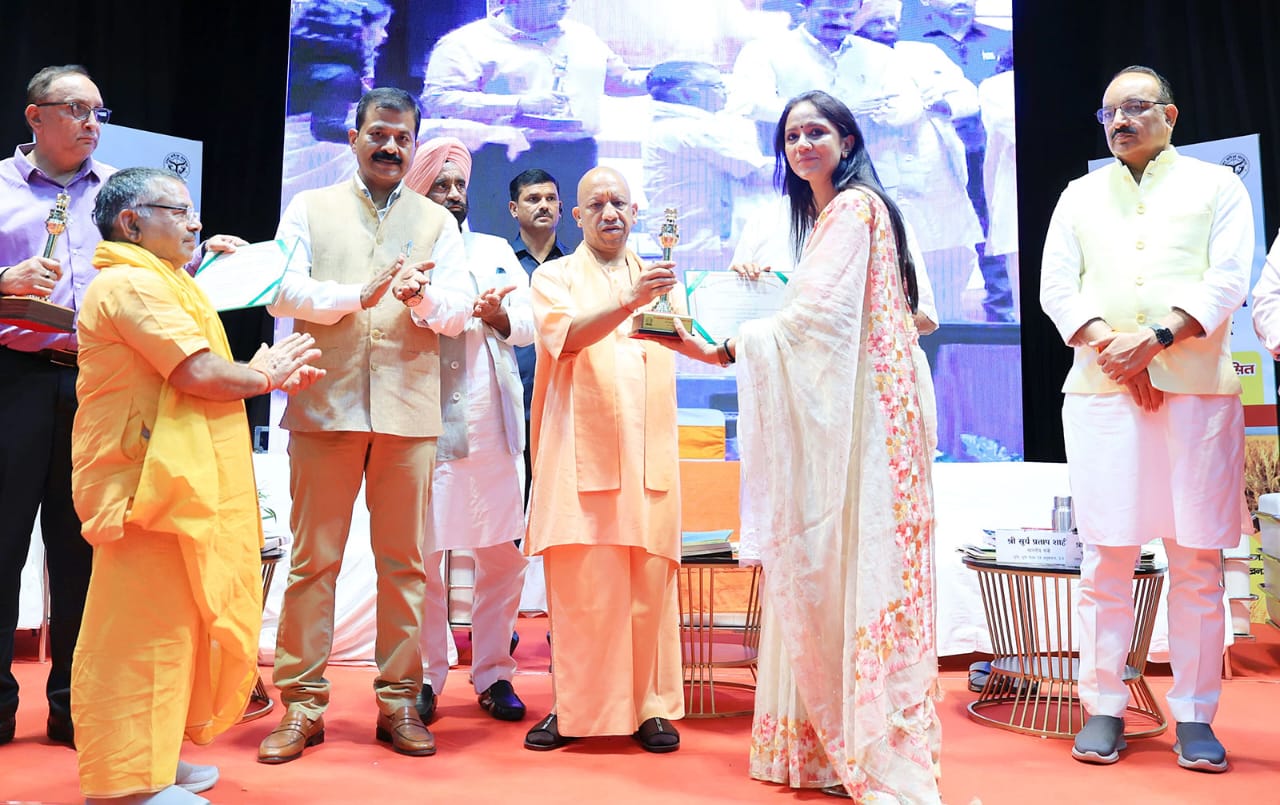 लखनऊ:उत्तर प्रदेश कृषि अनुसंधान परिषद का 36वां स्थापना दिवस: लखनऊ में आयोजित राष्ट्रीय संगोष्ठी में वैज्ञानिकों को किया गया सम्मानित।