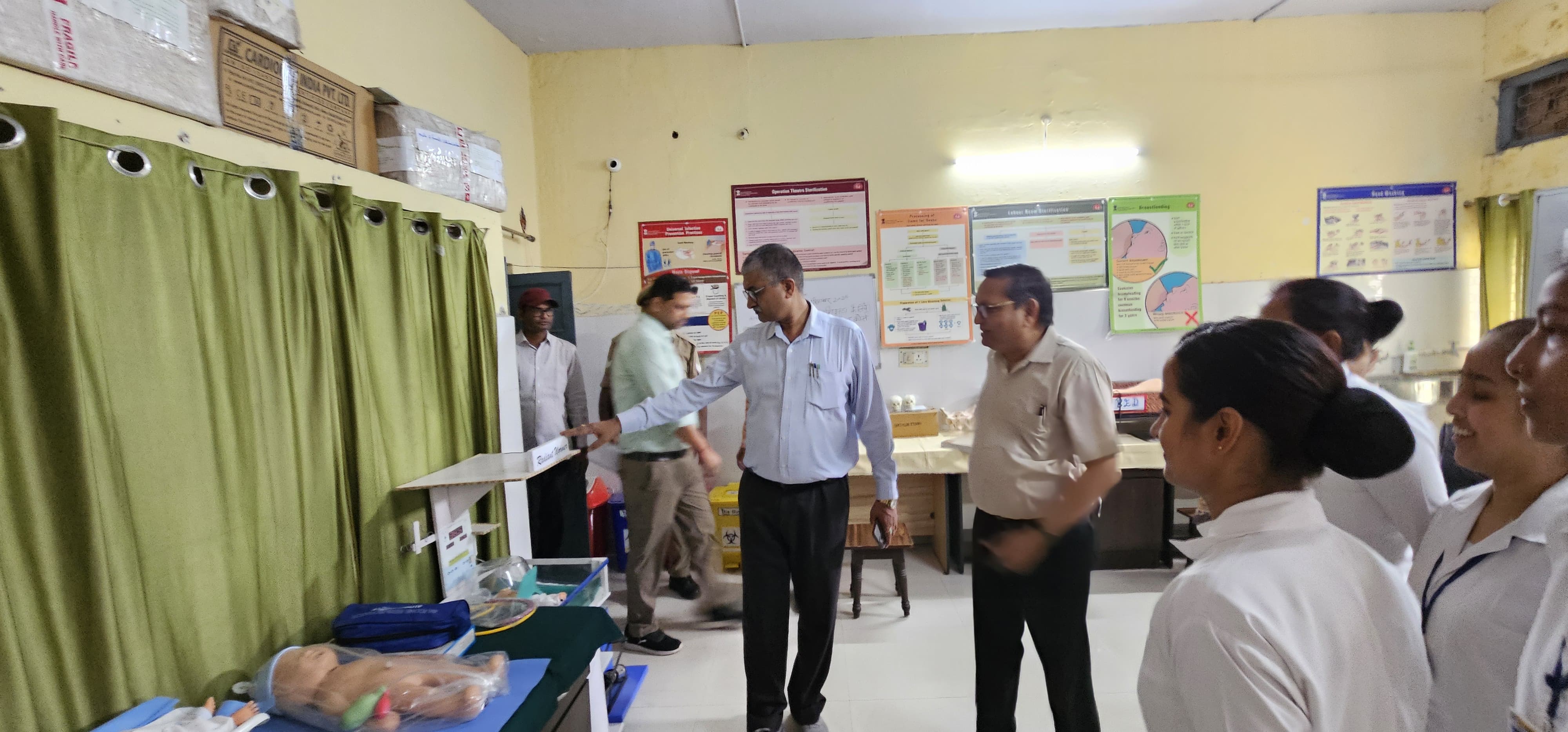 फर्रुखाबाद:जिलाधिकारी ने किया चिकित्सालय, एएनएम प्रशिक्षण केन्द्र एवं पोस्टमार्टम हाउस का निरीक्षण।