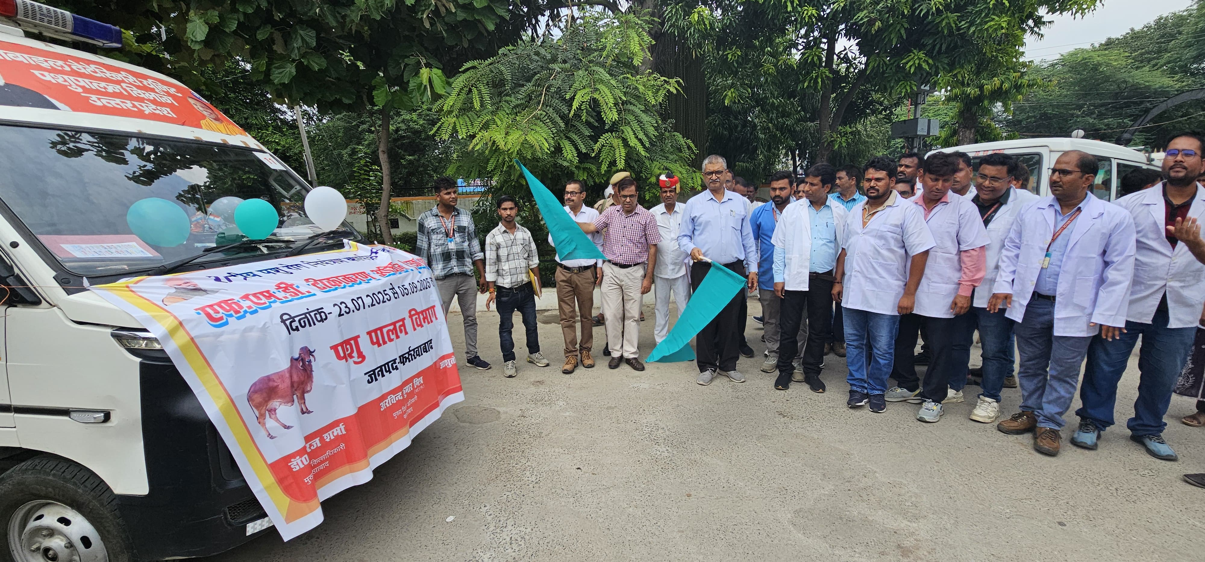 फर्रुखाबाद:राष्ट्रीय पशु रोग नियंत्रण कार्यक्रम के अंतर्गत एफएमडी टीकाकरण अभियान का शुभारंभ जिलाधिकारी ने हरी झंडी दिखाकर किया अभियान का आगाज़।