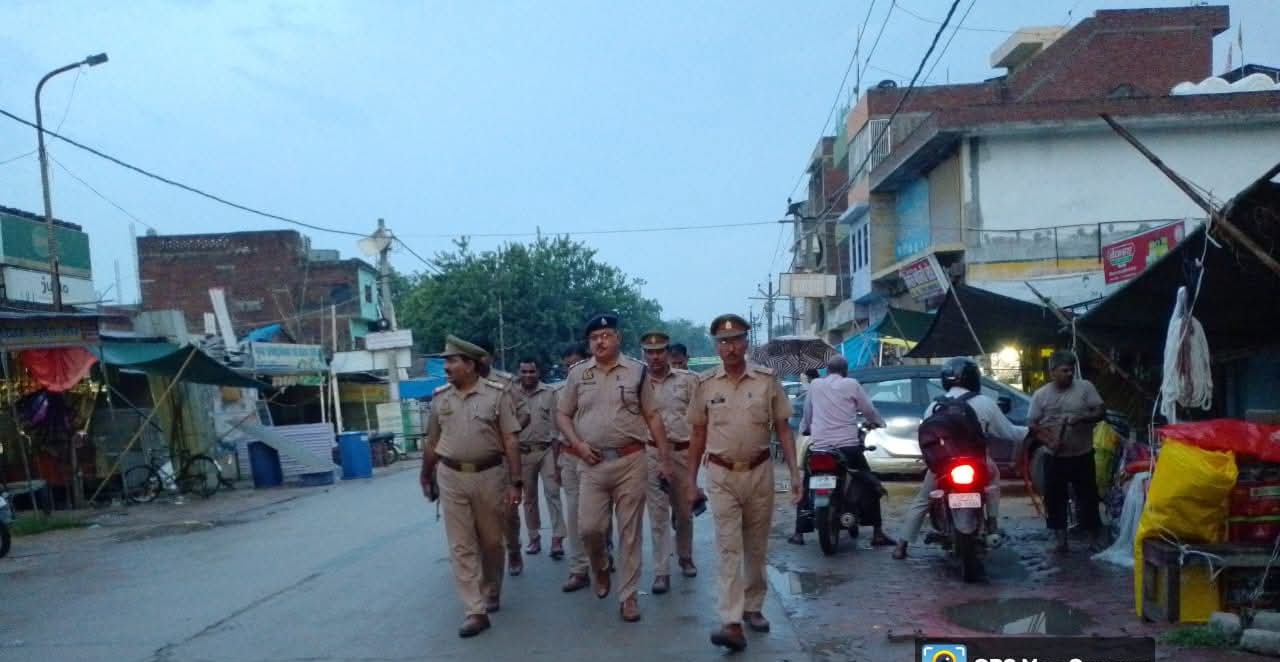 फर्रुखाबाद:कानून व्यवस्था सुनिश्चित करने हेतु मोहम्मदाबाद क्षेत्र में पैदल गश्त।
