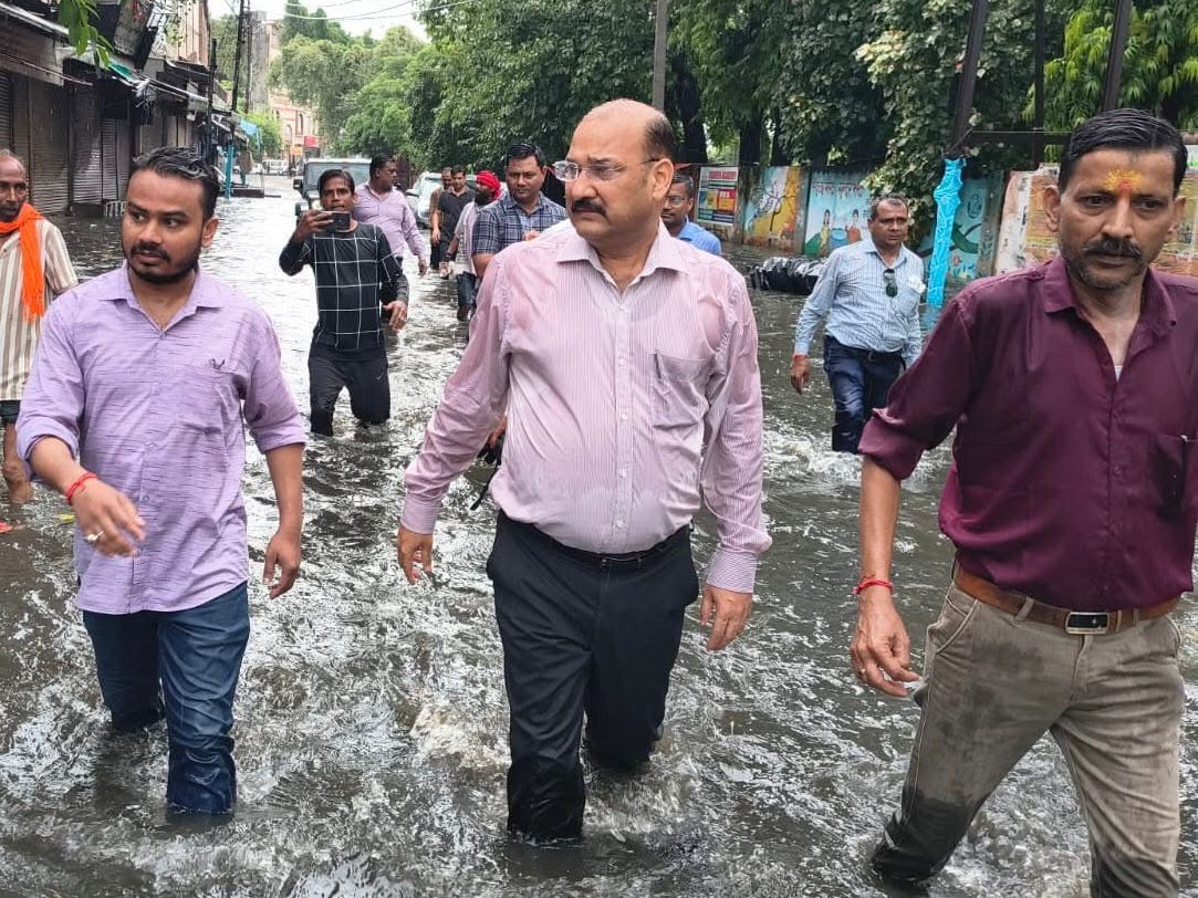 मेरठ:बारिश ने नगर निगम की सफाई व्यवस्था की खोली पोल, जलभराव से परेशान हुए कांवड़ यात्री