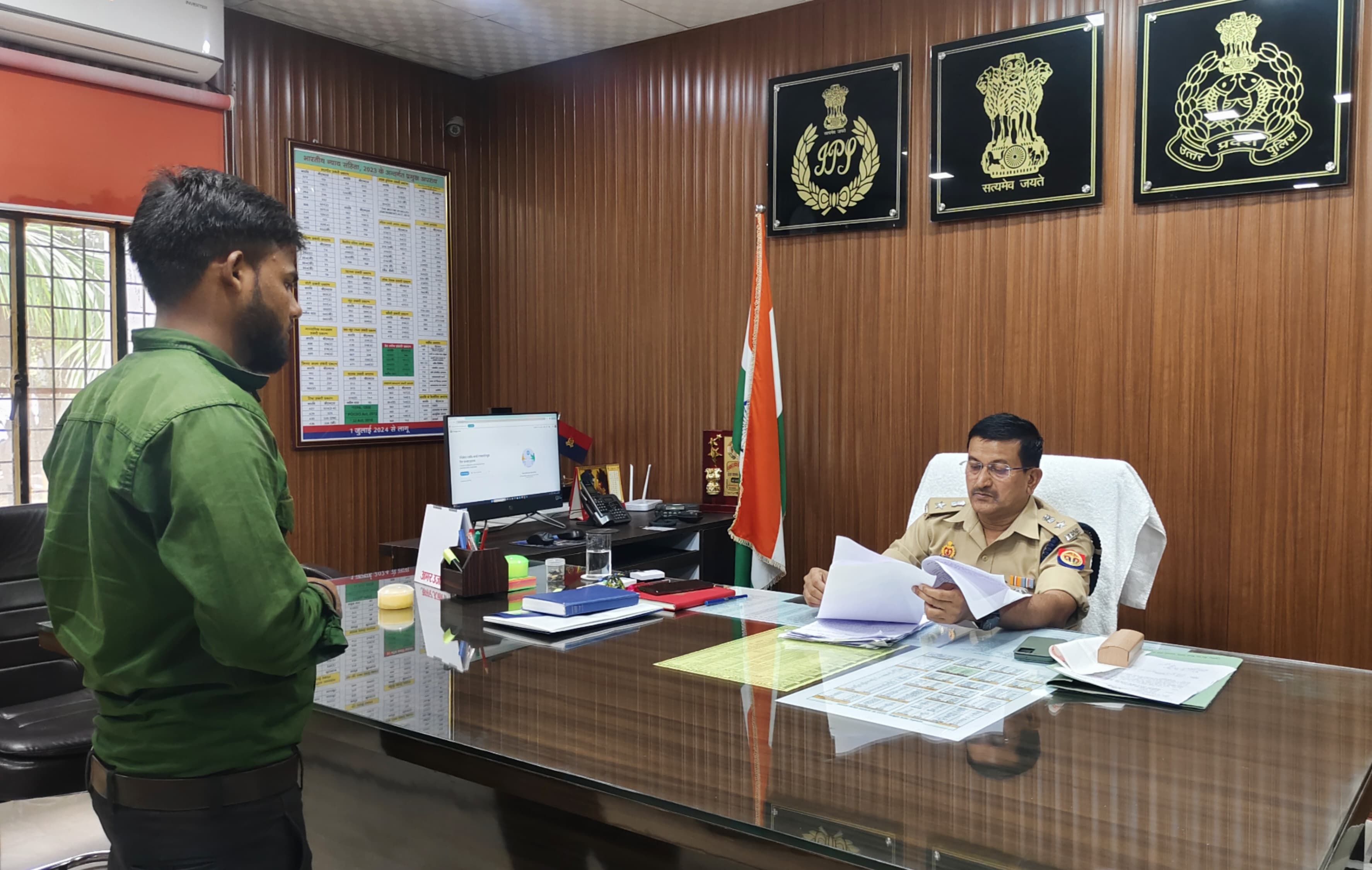 कन्नौज:जनसुनवाई में फरियादियों की समस्याएं सुनीं पुलिस अधीक्षक ने, संबंधितों को दिए तत्काल कार्रवाई के निर्देश।