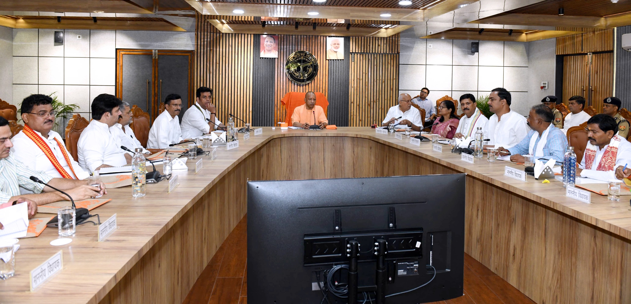 गोरखपुर:मुख्यमंत्री योगी आदित्यनाथ ने गोरखपुर-बस्ती मंडल की विकास परियोजनाओं की समीक्षा की।
