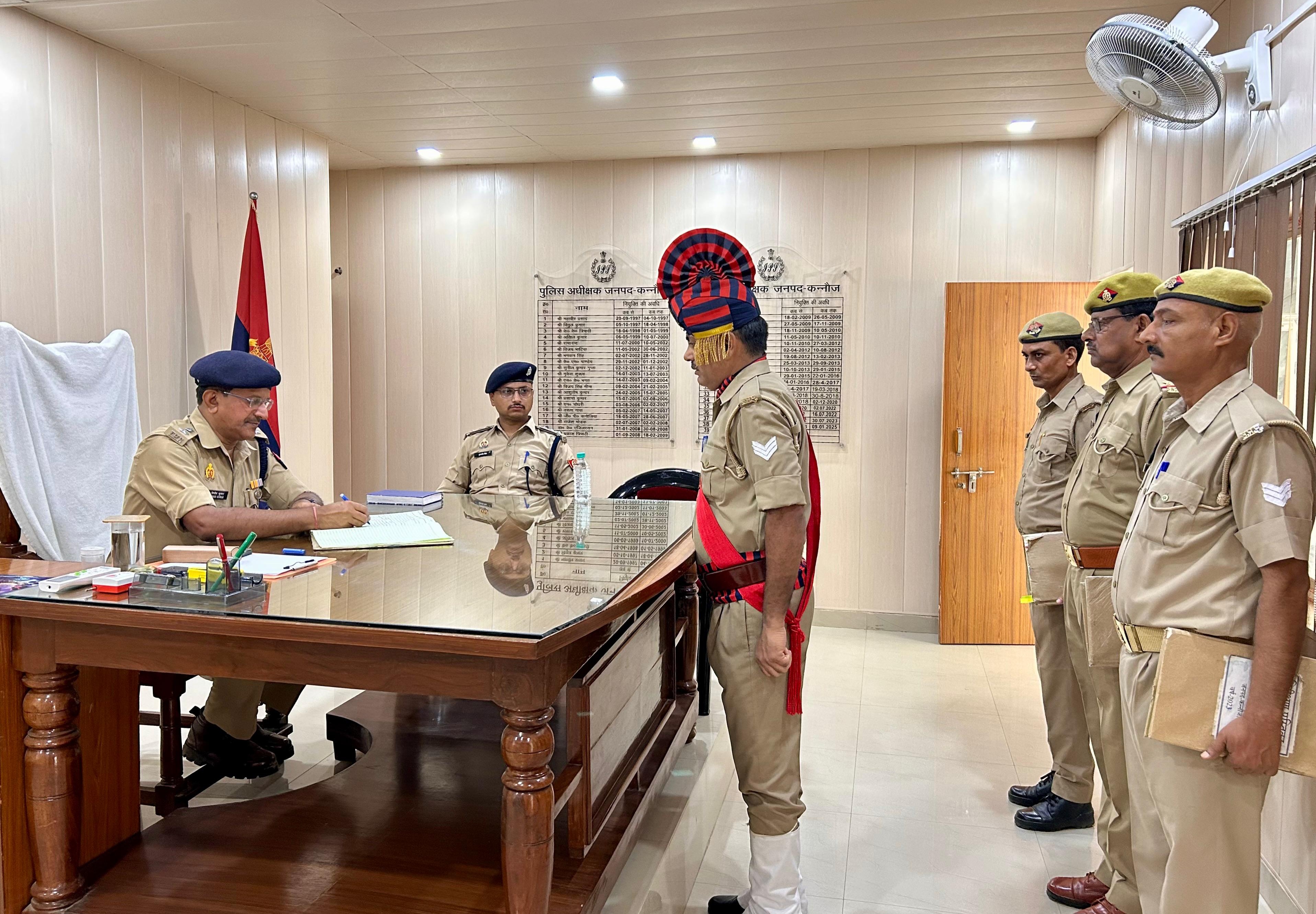 कन्नौज: पुलिस अधीक्षक ने शुक्रवार परेड का किया निरीक्षण, प्रशिक्षण की गुणवत्ता और व्यवस्थाओं की ली समीक्षा।