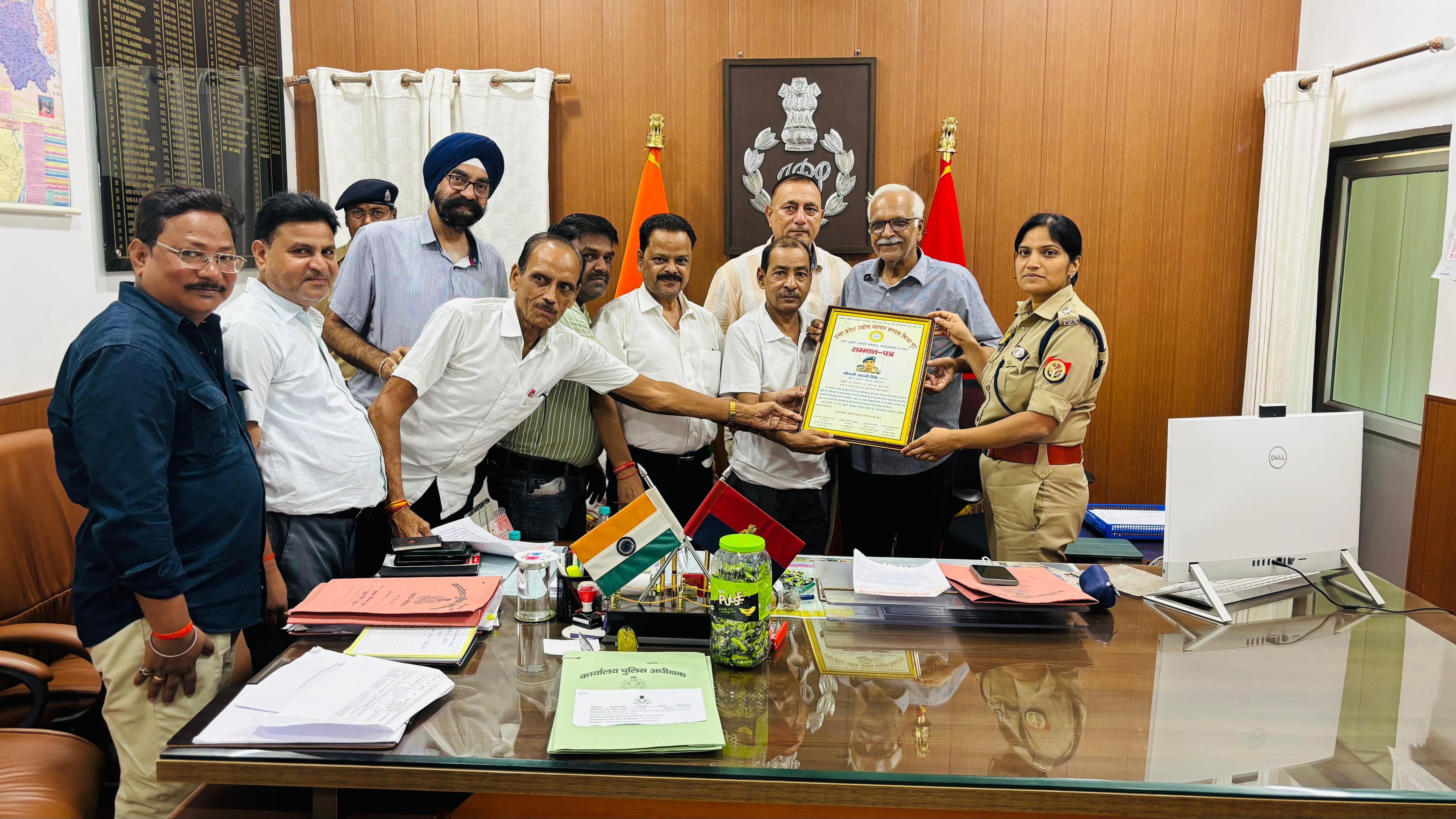 फर्रुखाबाद:नगर उद्योग व्यापार मंडल मिश्रा गुट ने किया पुलिस अधीक्षक का सम्मान