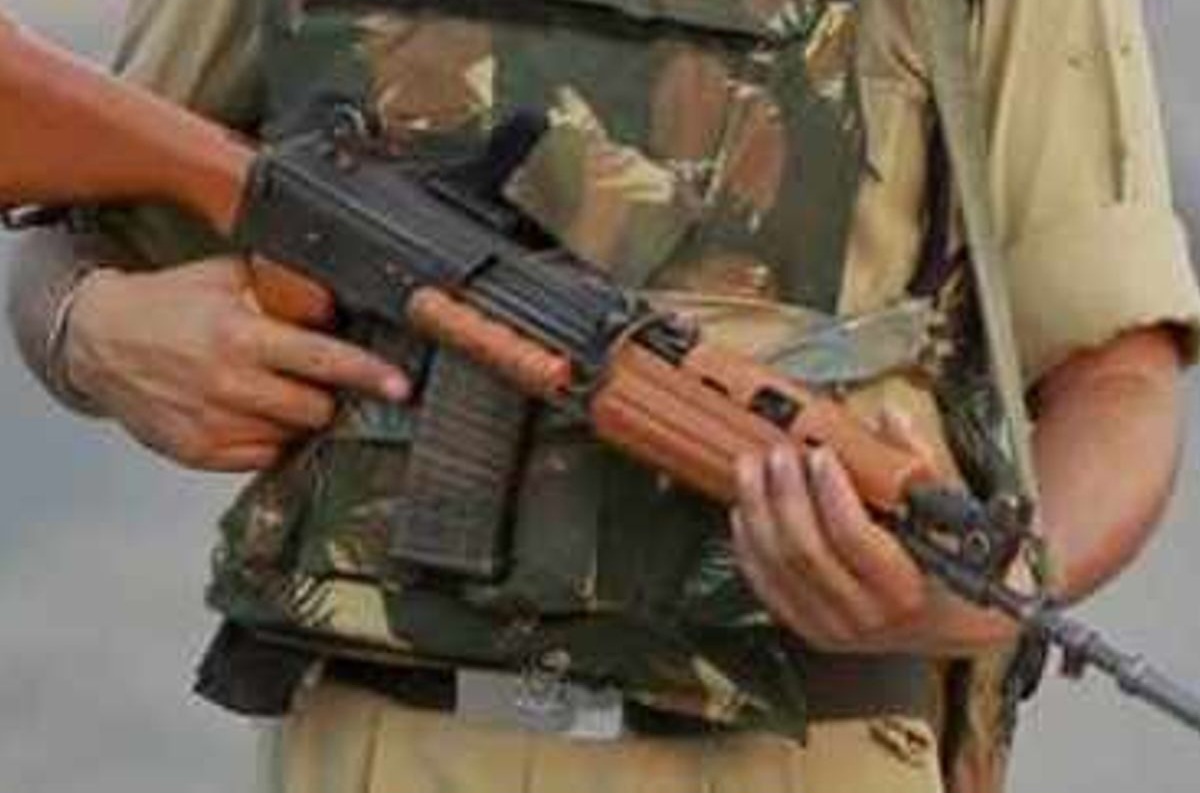 फर्रुखाबाद में पीएसी की इंसास राइफल चोरी का मामला: बोरबेल से मिली राइफल, छह जवान निलंबित