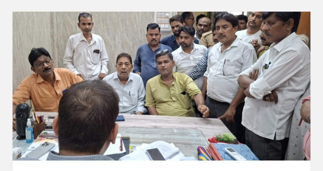 फर्रुखाबाद:पंजीयन शुल्क जमा प्रणाली में बदलाव से अधिवक्ता और दस्तावेज लेखक नाराज़, सब रजिस्ट्रार रविकांत यादव के आदेश का किया विरोध।