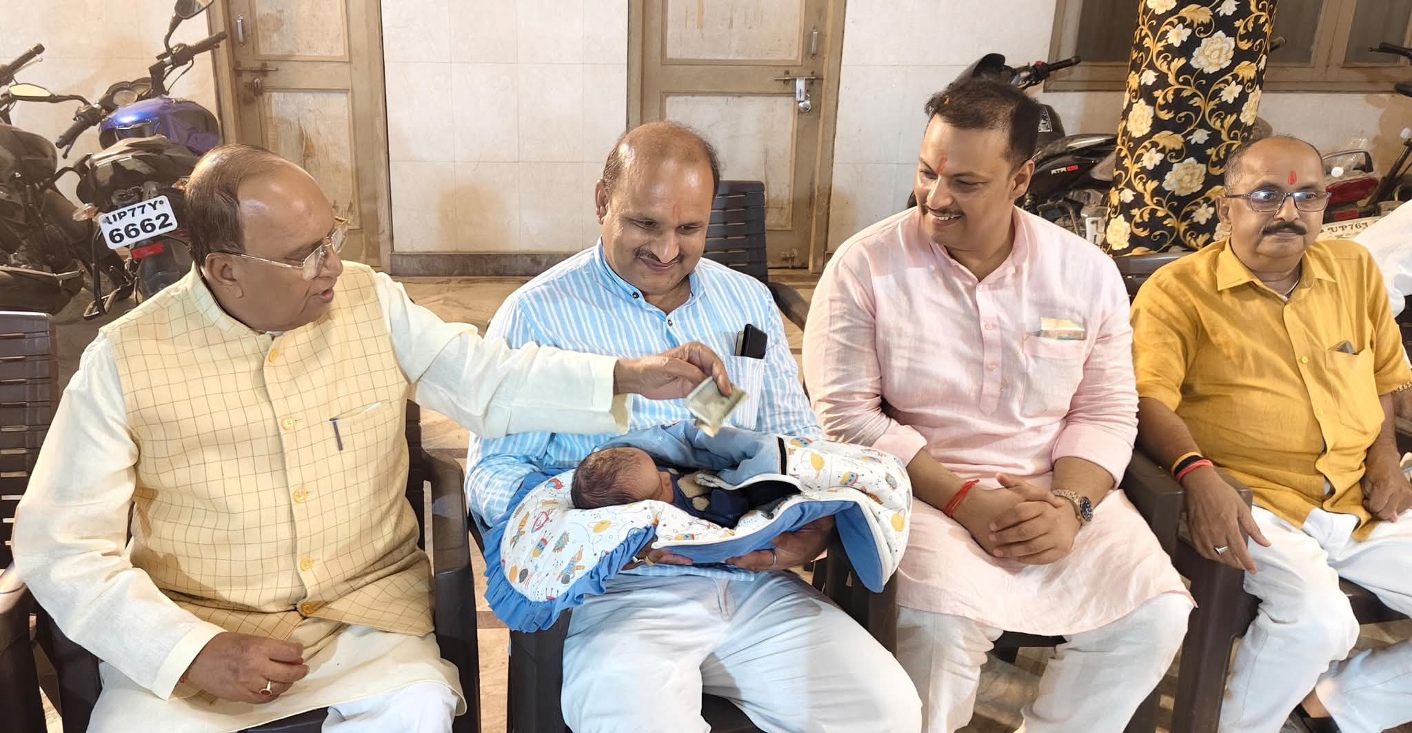 फर्रुखाबाद:अमृतपुर विधायक सुशील शाक्य ने प्रांशु दत्त द्विवेदी को पुत्र रत्न की प्राप्ति पर दी बधाई