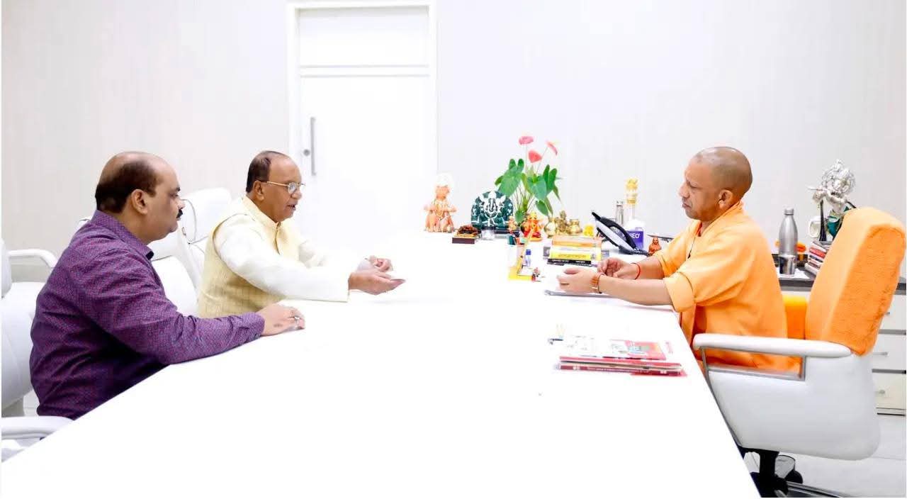 फर्रुखाबाद:जनपद विकास को लेकर विधायक सुशील शाक्य की मुख्यमंत्री योगी आदित्यनाथ व उपमुख्यमंत्री केशव प्रसाद मौर्य से भेंट।