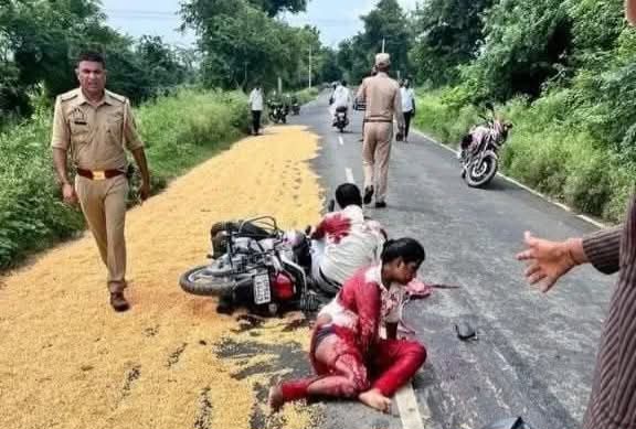 फर्रुखाबाद:सड़कों पर मक्का सुखाने से बढ़ा हादसों का खतरा, प्रशासन से कार्रवाई की मांग।