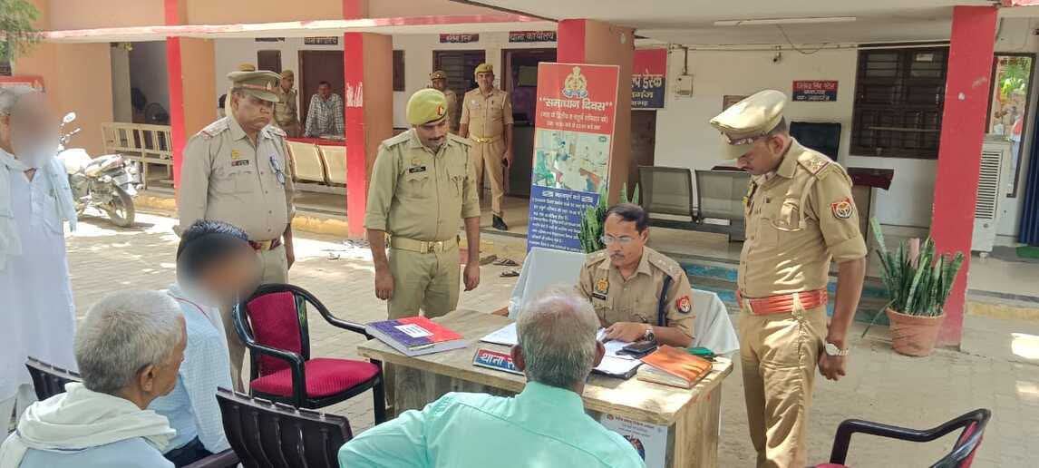 फर्रुखाबाद: थाना समाधान दिवस अपर पुलिस अधीक्षक ने सुनी फरियादियों की समस्याएं, त्वरित निस्तारण के दिए निर्देश।