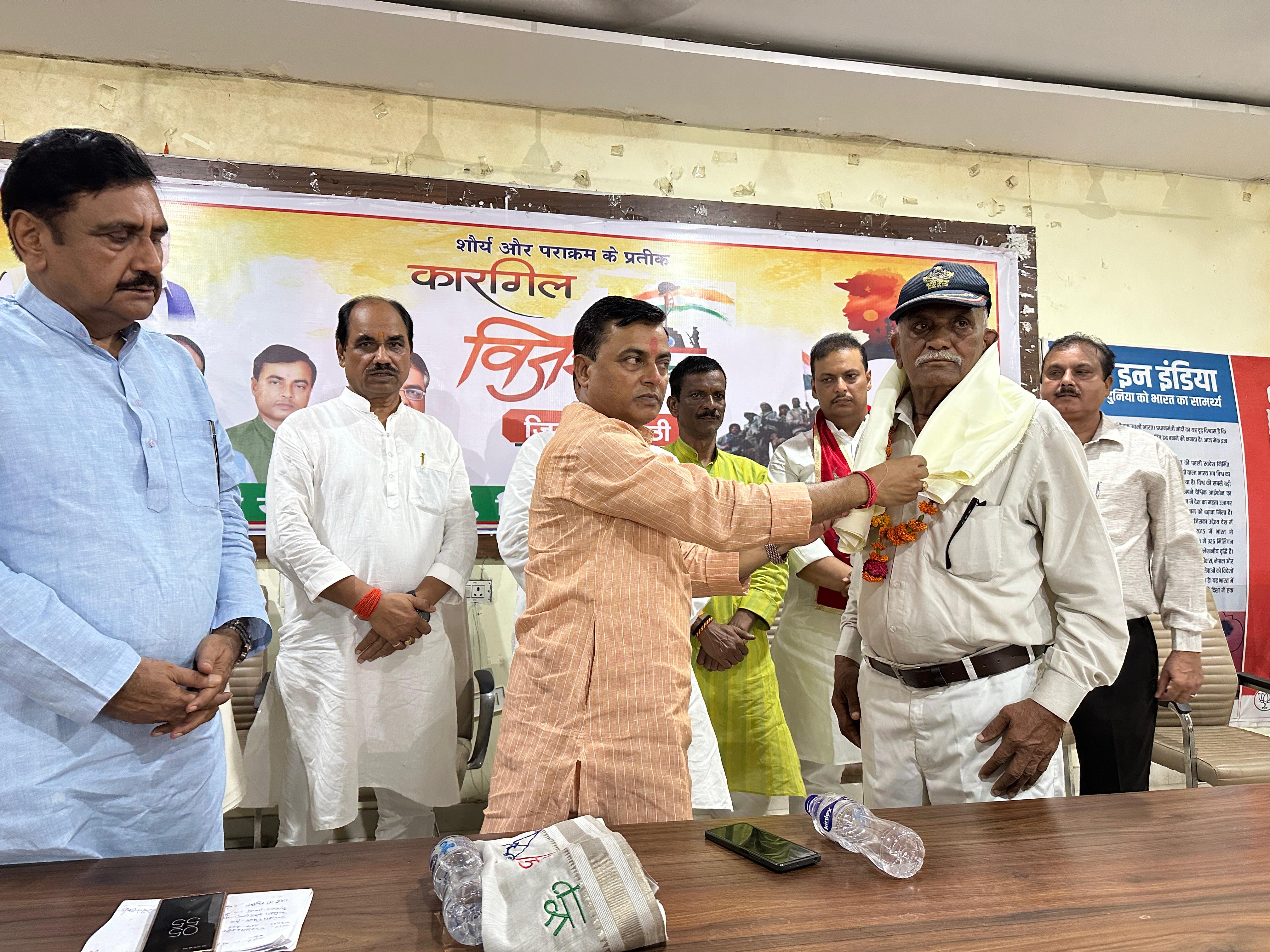 फर्रुखाबाद:कारगिल विजय दिवस पर संगोष्ठी का आयोजन, पूर्व सैनिकों को किया गया सम्मानित