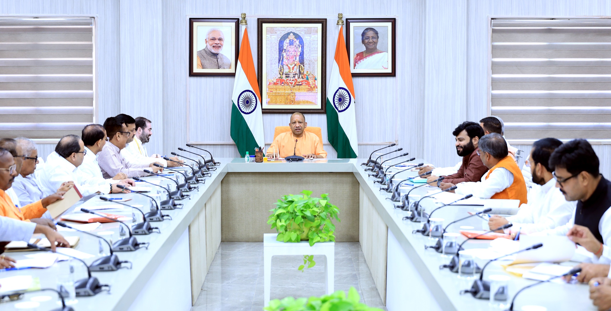 लखनऊ:मुख्यमंत्री योगी आदित्यनाथ ने विकास कार्यों की समीक्षा बैठक में कहा – योजनाएं अब सिर्फ कागज़ पर नहीं, ज़मीन पर दिखेंगी असर