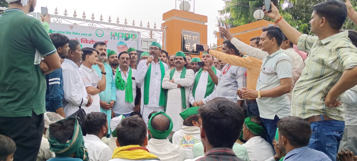 फर्रुखाबाद:किसानों का कलेक्ट्रेट घेराव: लिंक एक्सप्रेस-वे व मुआवजे को लेकर भाकियू का जोरदार प्रदर्शन।