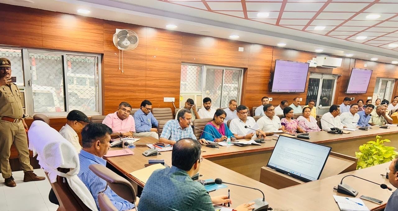 जौनपुर :जिलाधिकारी डॉ0 दिनेश चंद्र की अध्यक्षता में रानी लक्ष्मीबाई आत्मरक्षा प्रशिक्षण के अंतर्गत राजकीय माध्यमिक विद्यालयों में अध्ययनरत् बालिकाओं के आत्मरक्षा प्रशिक्षण हेतु कलेक्ट्रेट सभागार में बैठक हुई संपन्न