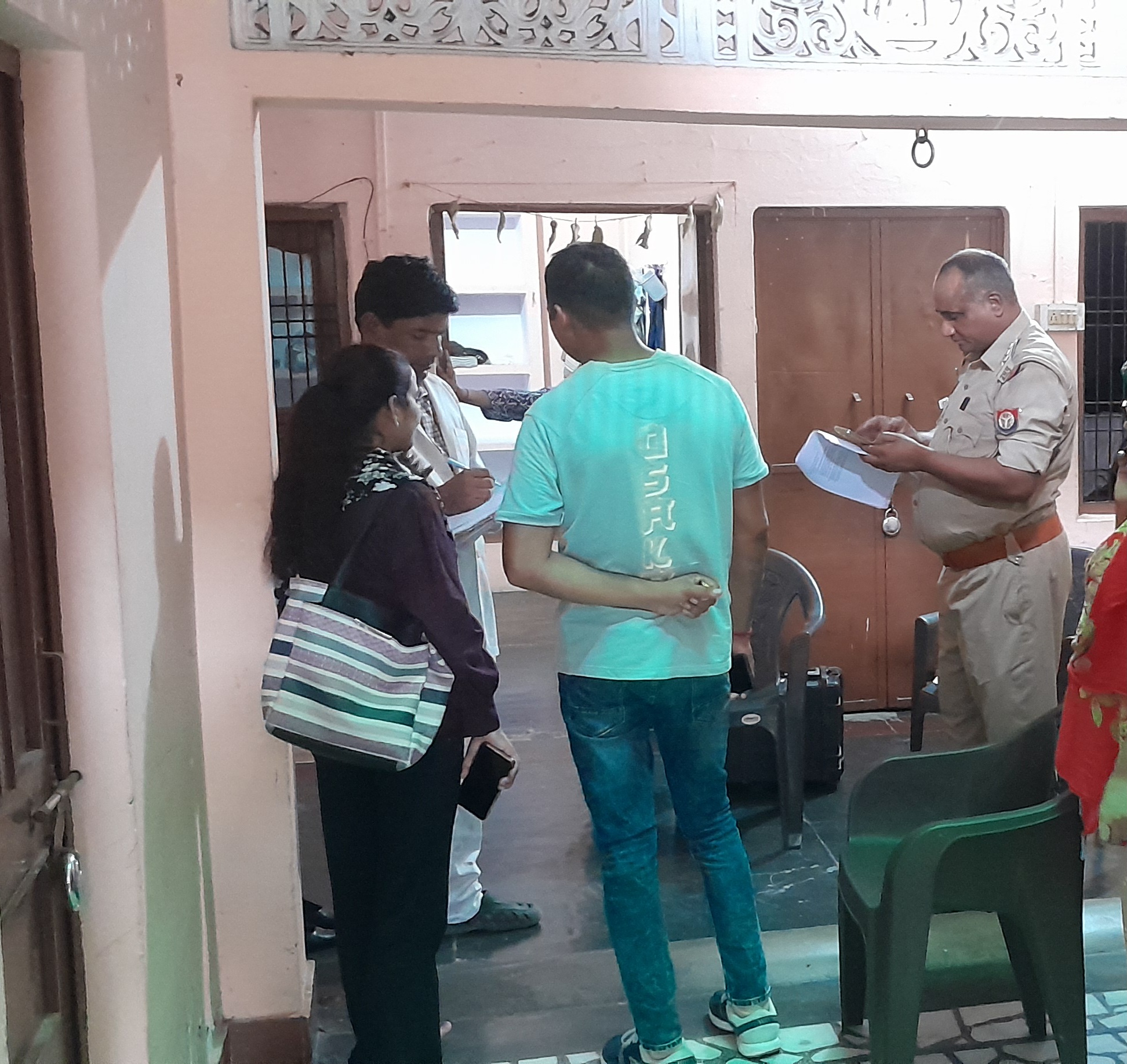 फर्रुखाबाद: फॉरेंसिक टीमऔर क्राइम इंस्पेक्टर ने मौके पर जाकर घटनास्थल का किया जाएजा