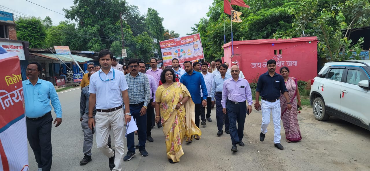 जौनपुर :मुख्य चिकित्सा अधिकारी डॉ0 लक्ष्मी सिंह द्वारा संचारी रोग नियंत्रण एवं दस्तक अभियान जुलाई 2025 का उद्घाटन जन जागरूकता रैली को हरी झंडी दिखाकर किया गया