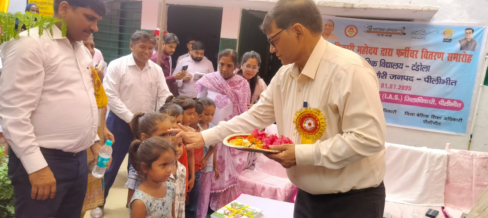 पीलीभीत : विद्यालय टंडोला में स्कूल चलो अभियान का किया शुभारम्भ, मिड डे मील चखकर भोजन की परखी गुणवत्ता