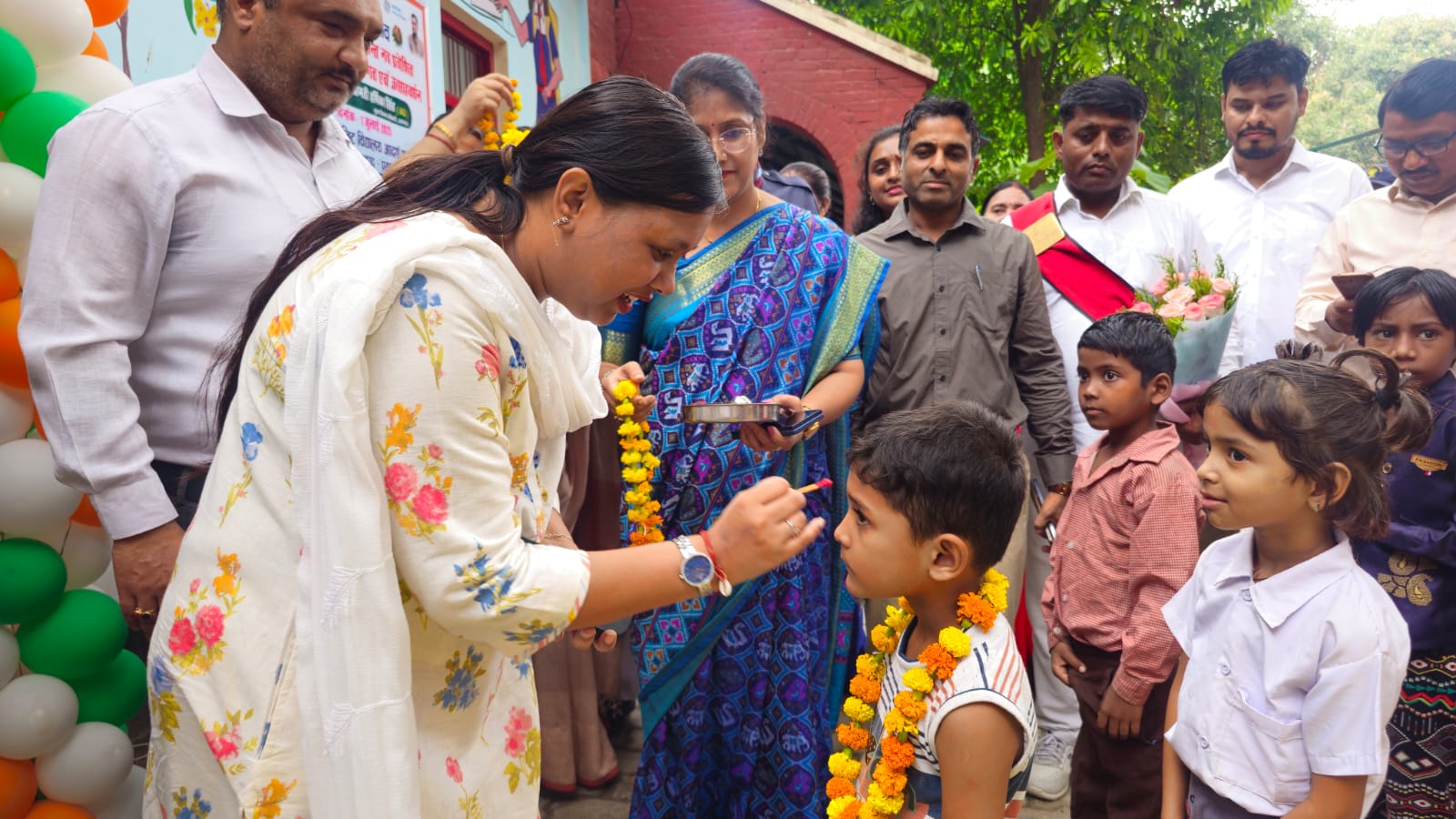 प्रयागराज: मुख्य विकास अधिकारी ने कम्पोजिट विद्यालय आदर्श एलनगंज में स्कूल चलो अभियान कार्यकम का आरम्भ नव प्रवेशित छात्रों को माला, रोली, टीका लगाकर उत्साहवर्धन करते हुए किया