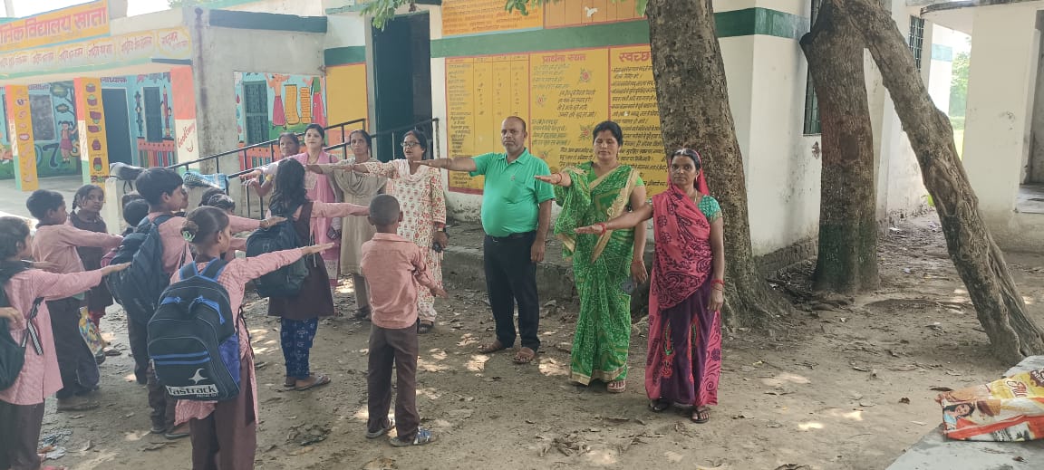 पीलीभीत : परिषदीय स्कूलों में संचारी रोगों के रोकथाम हेतु शपथ दिलाकर गांव में जागरूकता रैली निकाली