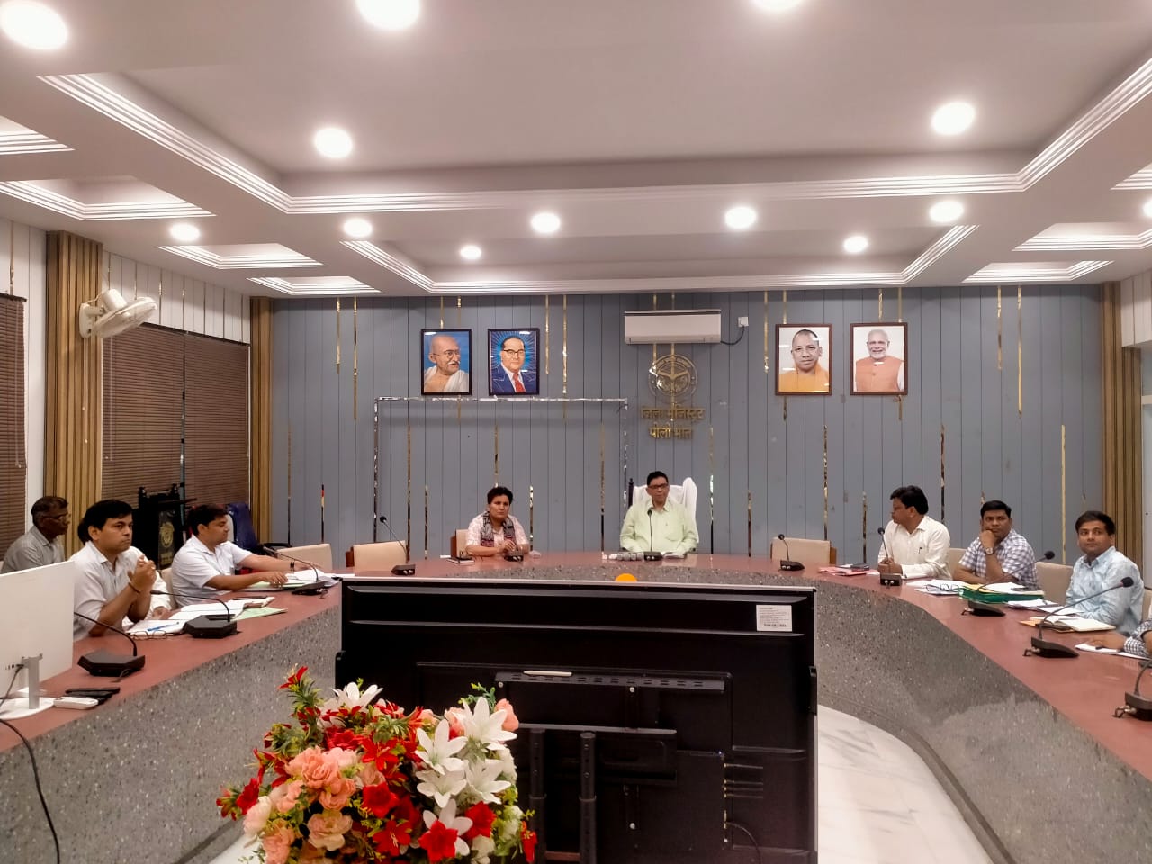 पीलीभीत:जिलाधिकारी ने बाढ़ खण्ड एवं सिंचाई विभाग के अधिकारियों के साथ की बैठक।