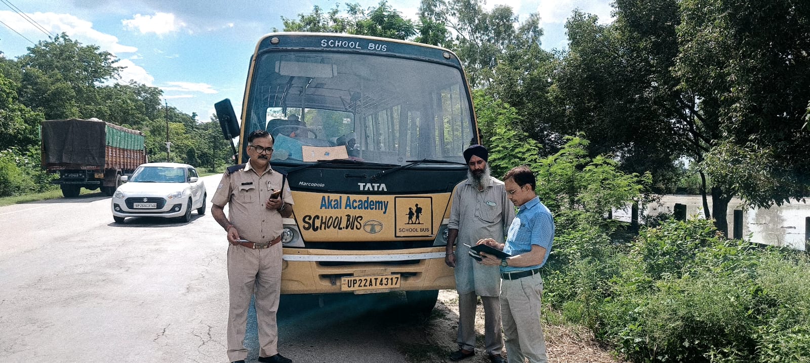 पीलीभीत:स्कूली वाहनों पर चला प्रशासन का डंडा स्कूली वाहनों को आरटीओ ने किया सीज
