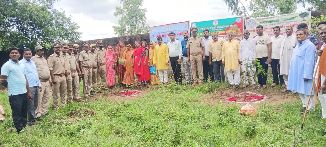 पीलीभीत:सामाजिक वानिकी व जन प्रतिनिधियों ने जेकेएसएस के पदाधिकारियों के साथ किया वृक्षारोपण।
