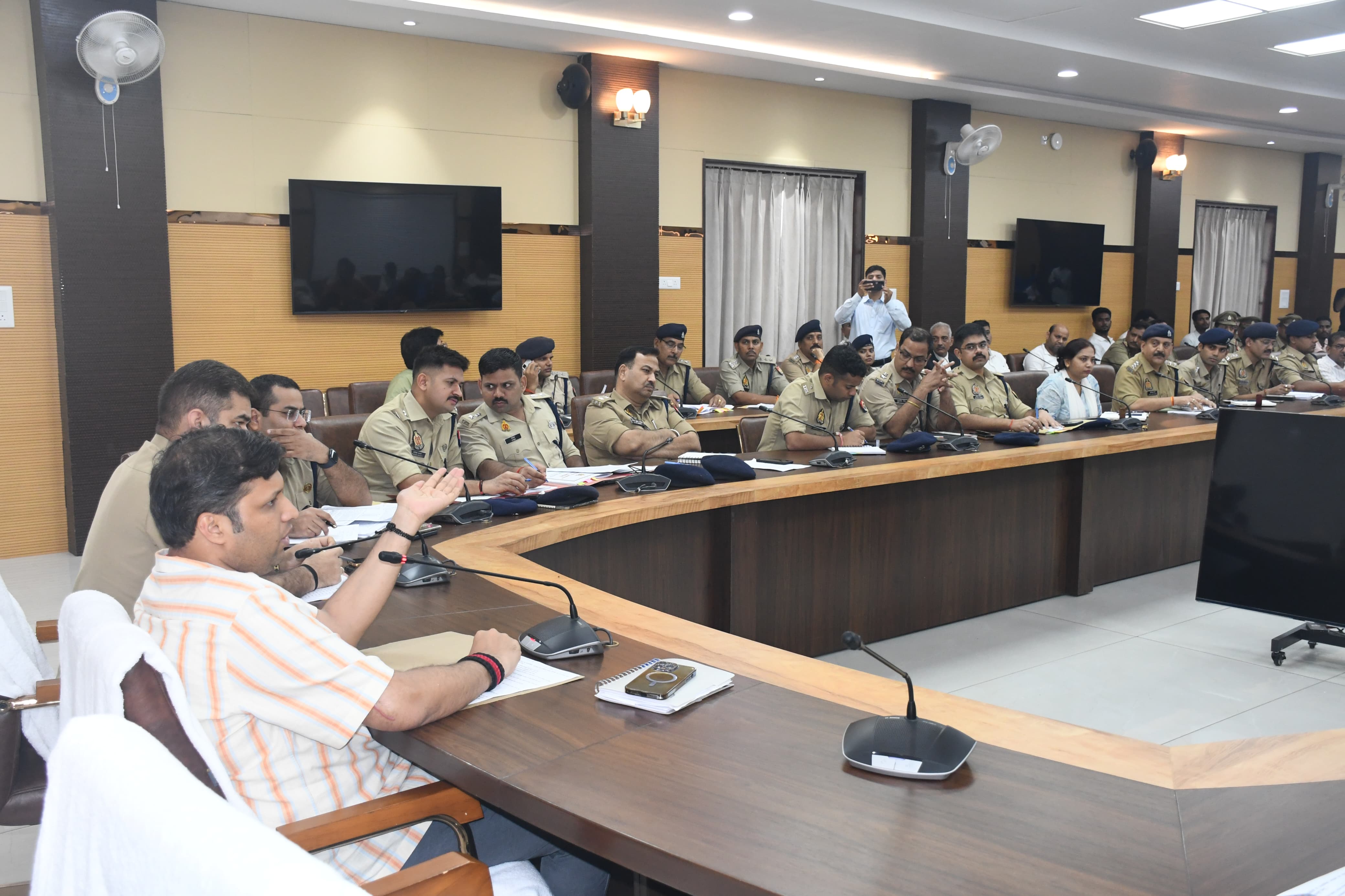 जौनपुर :सभी उपकेंद्रों पर अधिकारियों और लाइनमैन के नंबर अवश्य चस्पा होने चाहिए, पत्रकार का बिल जमा होने पर भी इलेक्ट्रोनिक मीटर से काट दिया गया था सप्लाई
