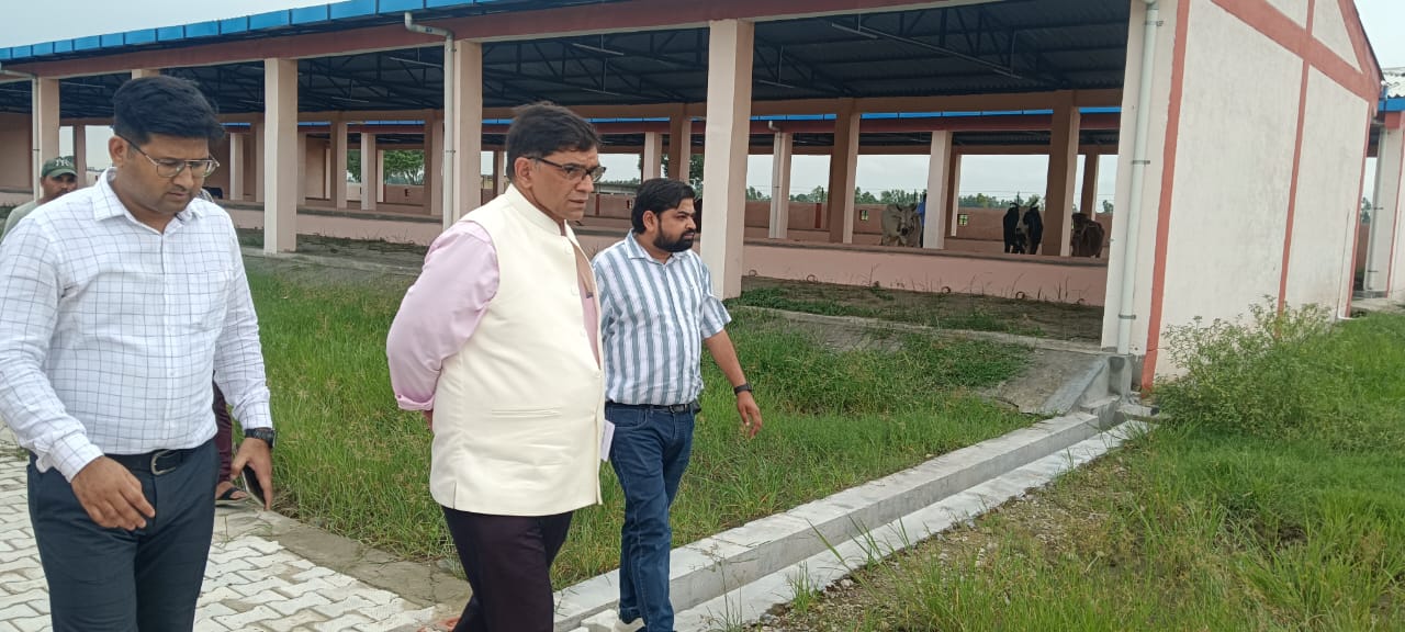 पीलीभीत: जिलाधिकारी ने निर्माणाधीन गौशाला का किया निरीक्षण