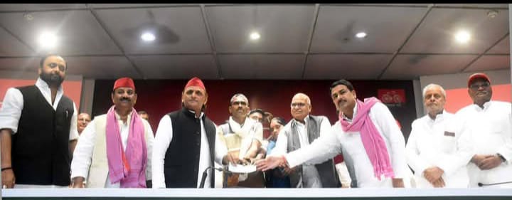 लखीमपुर खीरी : पूर्व मुख्यमंत्री ने पार्टी मुख्यालय पर लखीमपुर में तेंदुए से लड़ने वाले मिहीलाल गौतम को दो लाख रुपए का चेक सौंपकर किया सम्मानित