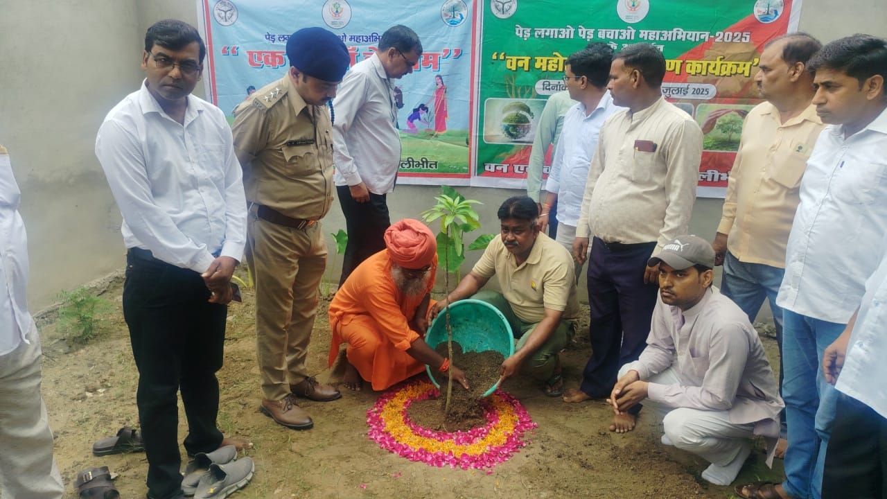 पीलीभीत: जनतादर्शन में विधायक ने सुनीं समस्याएं, "एक पेड़ माँ के नाम" अभियान के तहत किया पौधरोपण