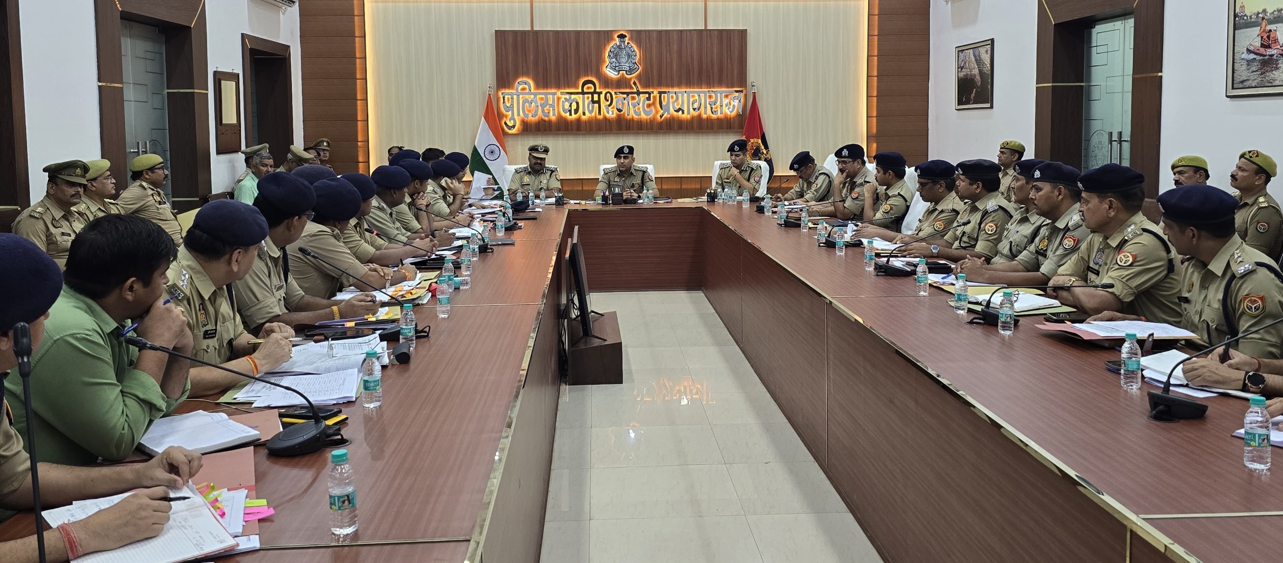 प्रयागराज :रिजर्व पुलिस लाइन्स त्रिवेणी सभागार में अपर पुलिस आयुक्त कानून-व्यवस्था व अपर पुलिस आयुक्त मुख्यालय के साथ आगामी श्रावण मास एवं कानून-व्यवस्था के सम्बन्ध में गोष्ठी आयोजित कर निम्न दिशा-निर्देश दिये गये