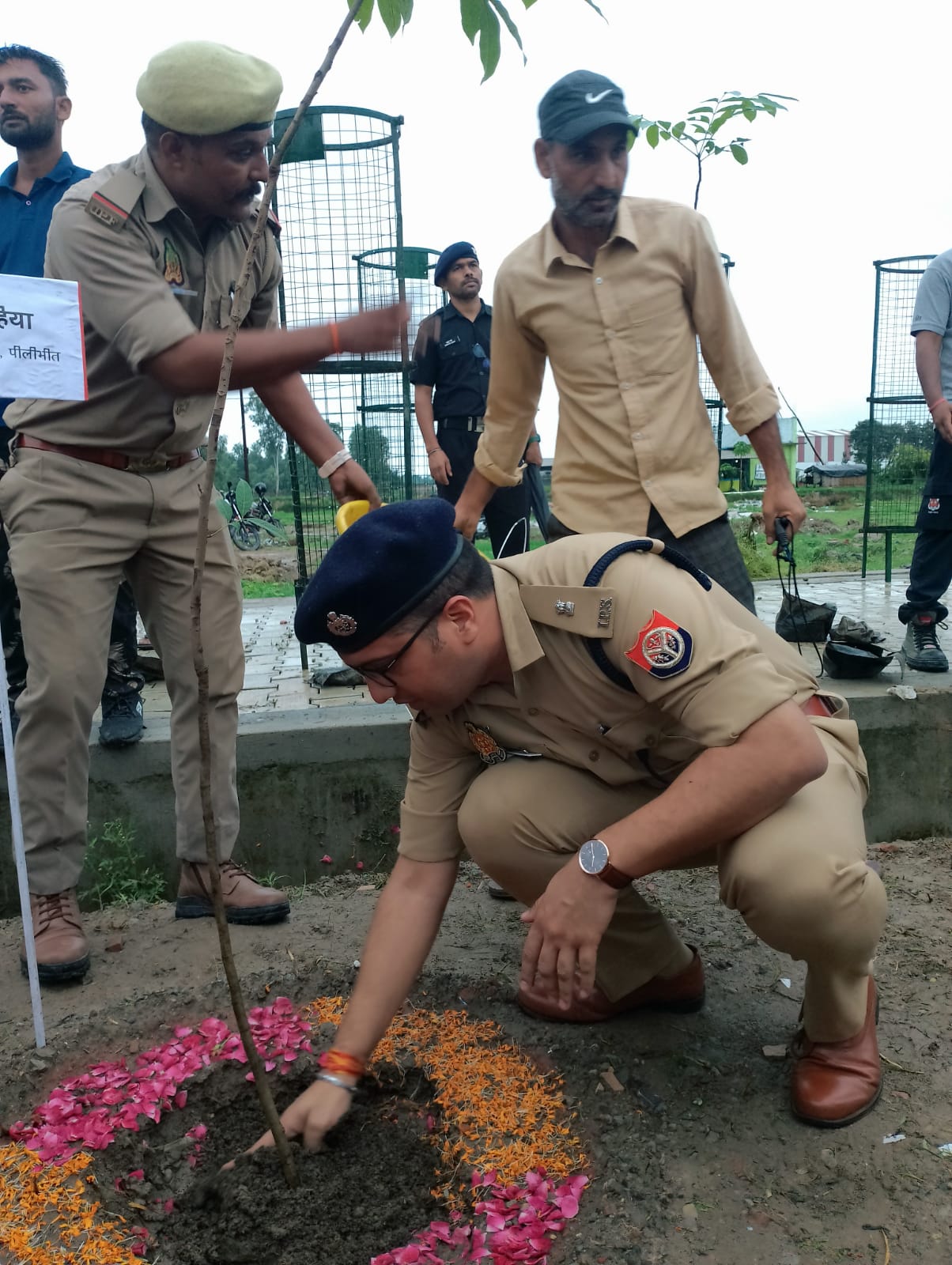 पीलीभीत : एक पेड़ माँ के नाम 2.0" अभियान के अंतर्गत पुलिस लाइन पीलीभीत में 3000 पौधों का वृक्षारोपण कर पर्यावरण संरक्षण का दिया गया संदेश।