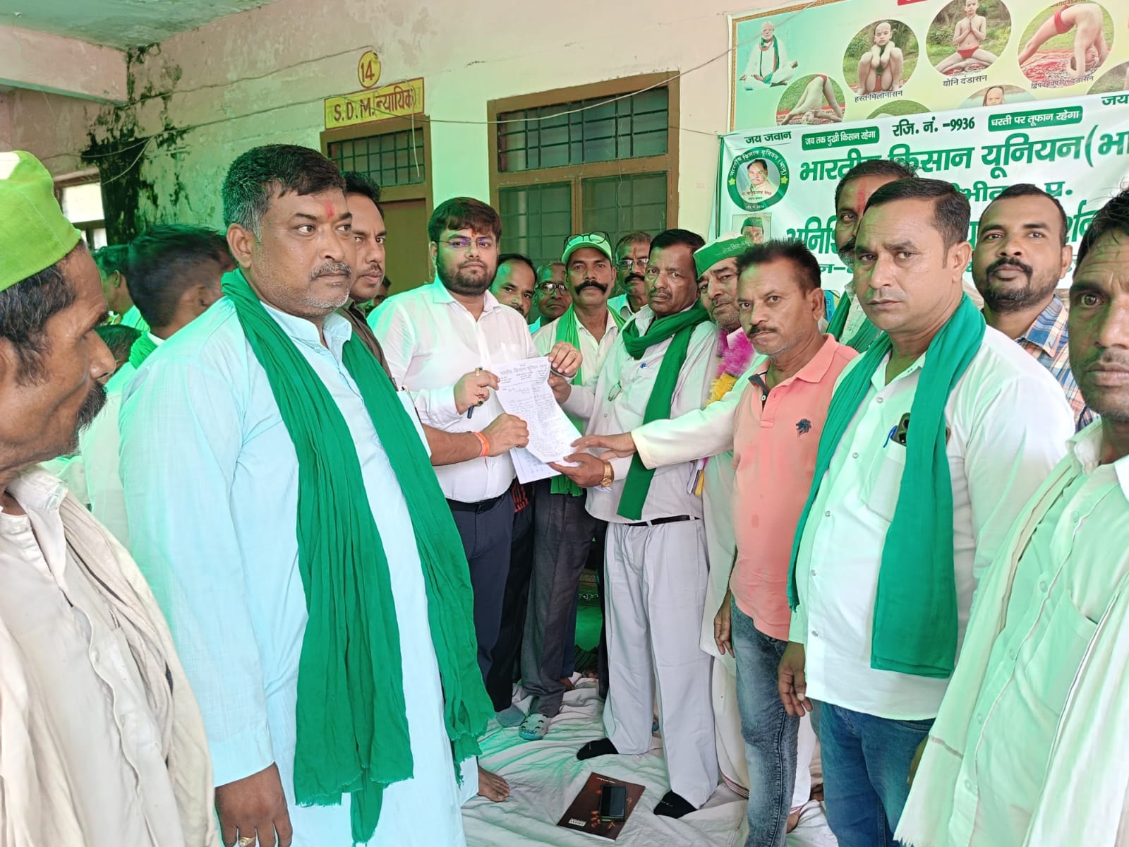 पीलीभीत:उप जिलाधिकारी के आश्वासन पर धरना प्रदर्शन समाप्त हुआ।