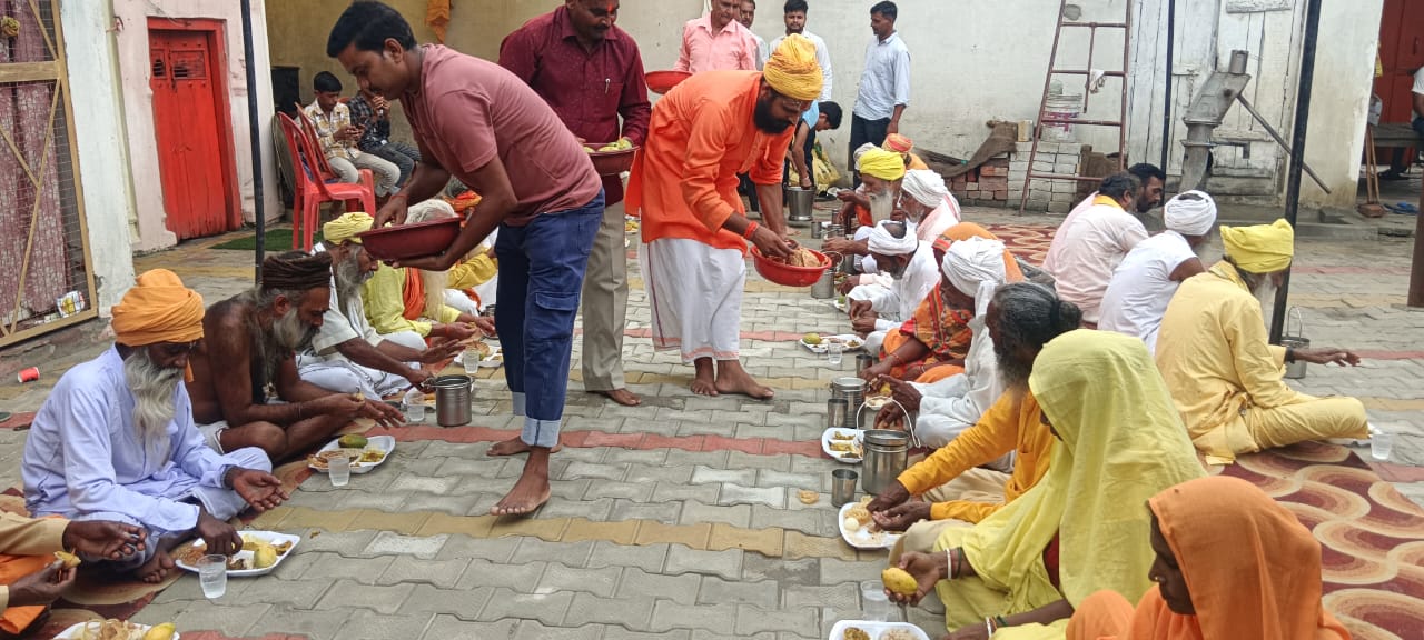 पीलीभीत:अखण्ड पाठ के पश्चात हवन पूजन एवं पूर्णाहुति के साथ समापन हुआ।