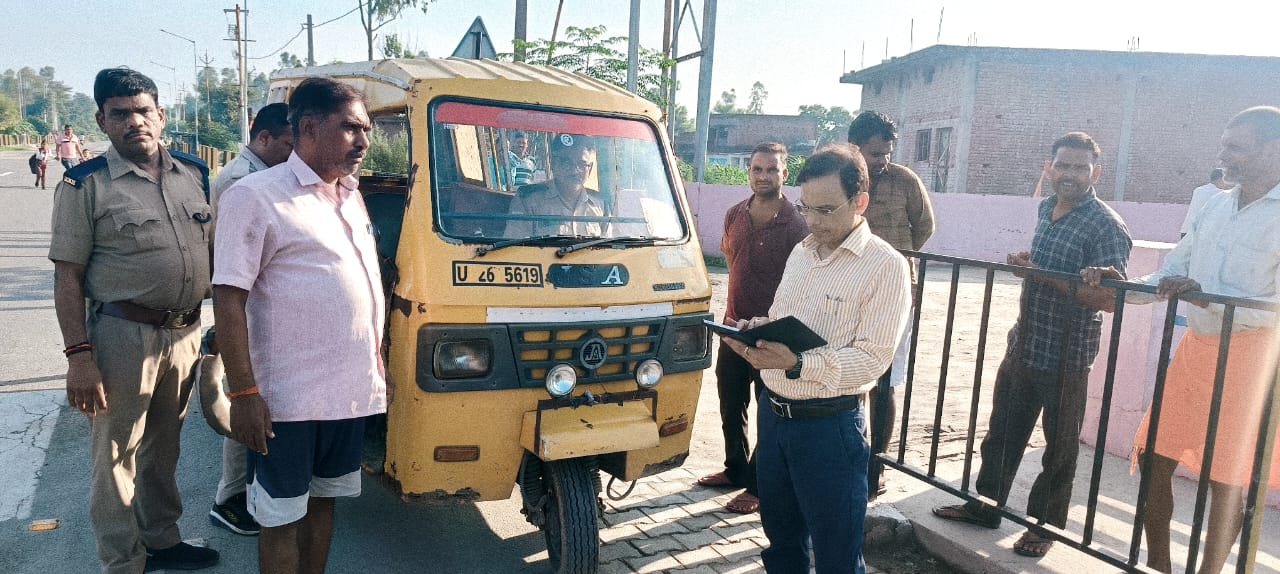 पीलीभीत : स्कूली वाहनों एवं ओवरलोडिंग कर रहे वाहनों के खिलाफ चलाया गया चेकिंग अभियान।