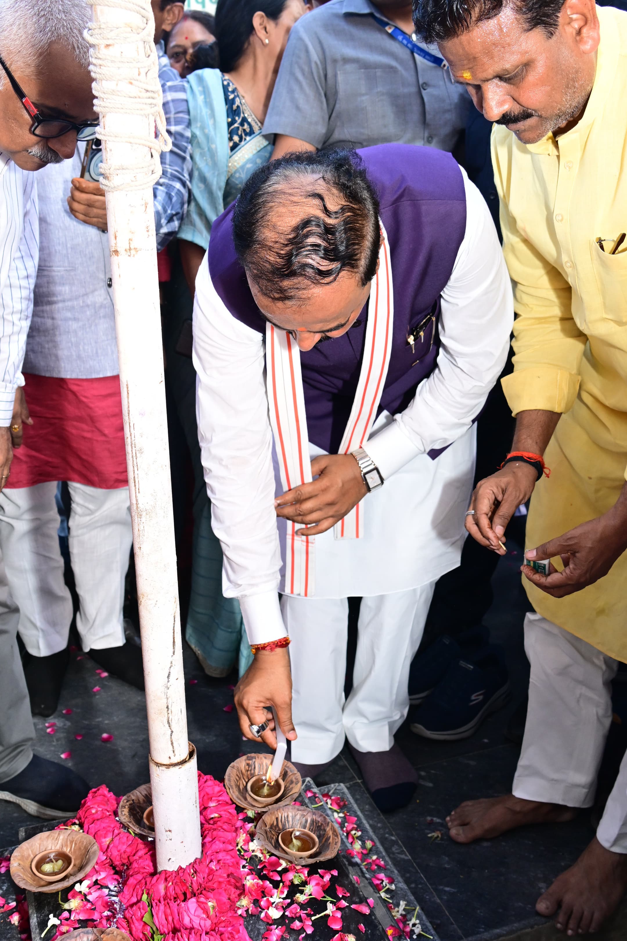 प्रयागराज: उपमुख्यमंत्री  ने ‘‘शहीद वॉल’’ स्थल पहुंचकर शहीदों के सम्मान में दीप प्रज्जवलन एवं पुष्पांजलि अर्पित करते हुए शहीदों को नमन किया